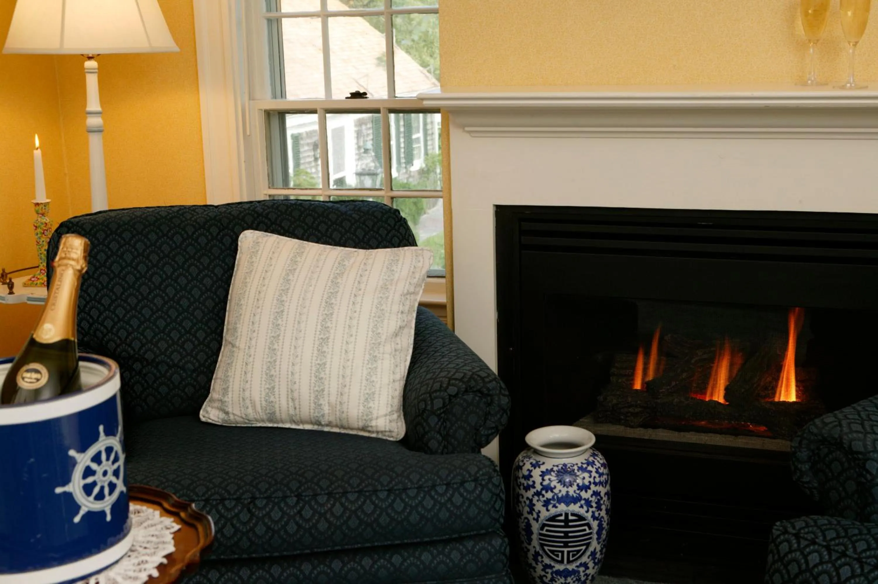 Living room in Captain's House Inn