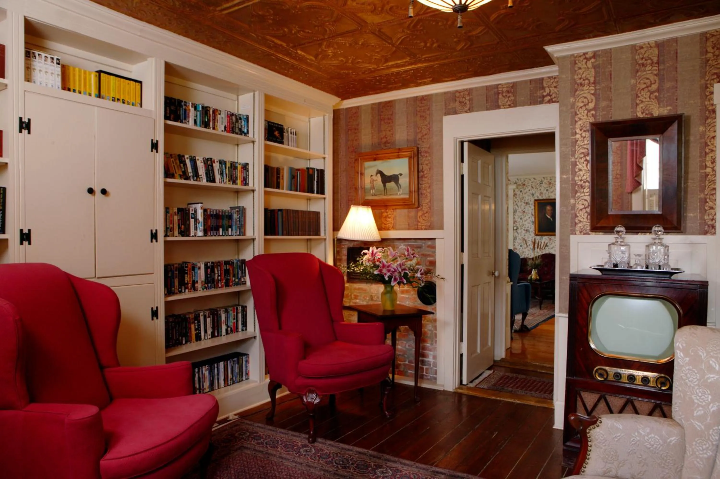 Library in Captain's House Inn