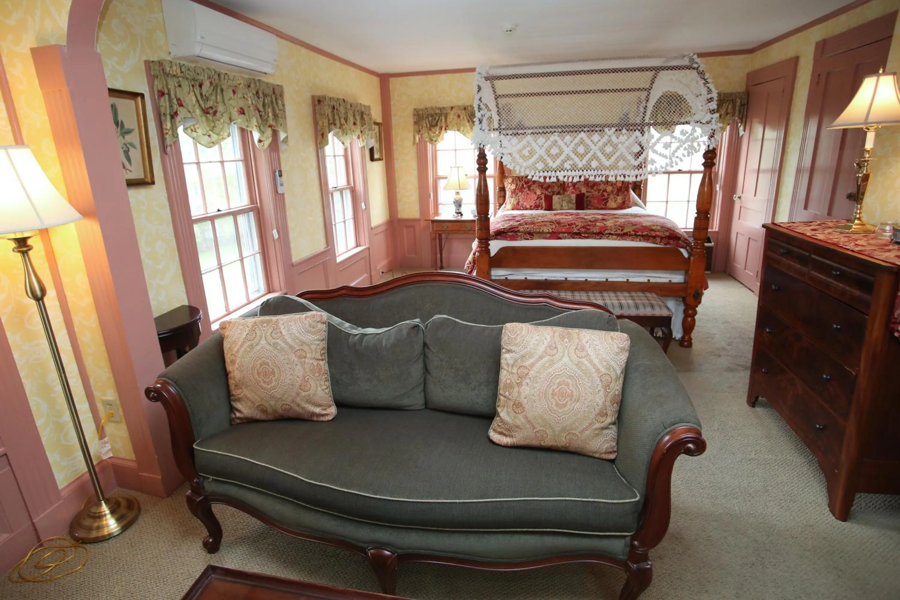 Seating area, Bed in Captain's House Inn