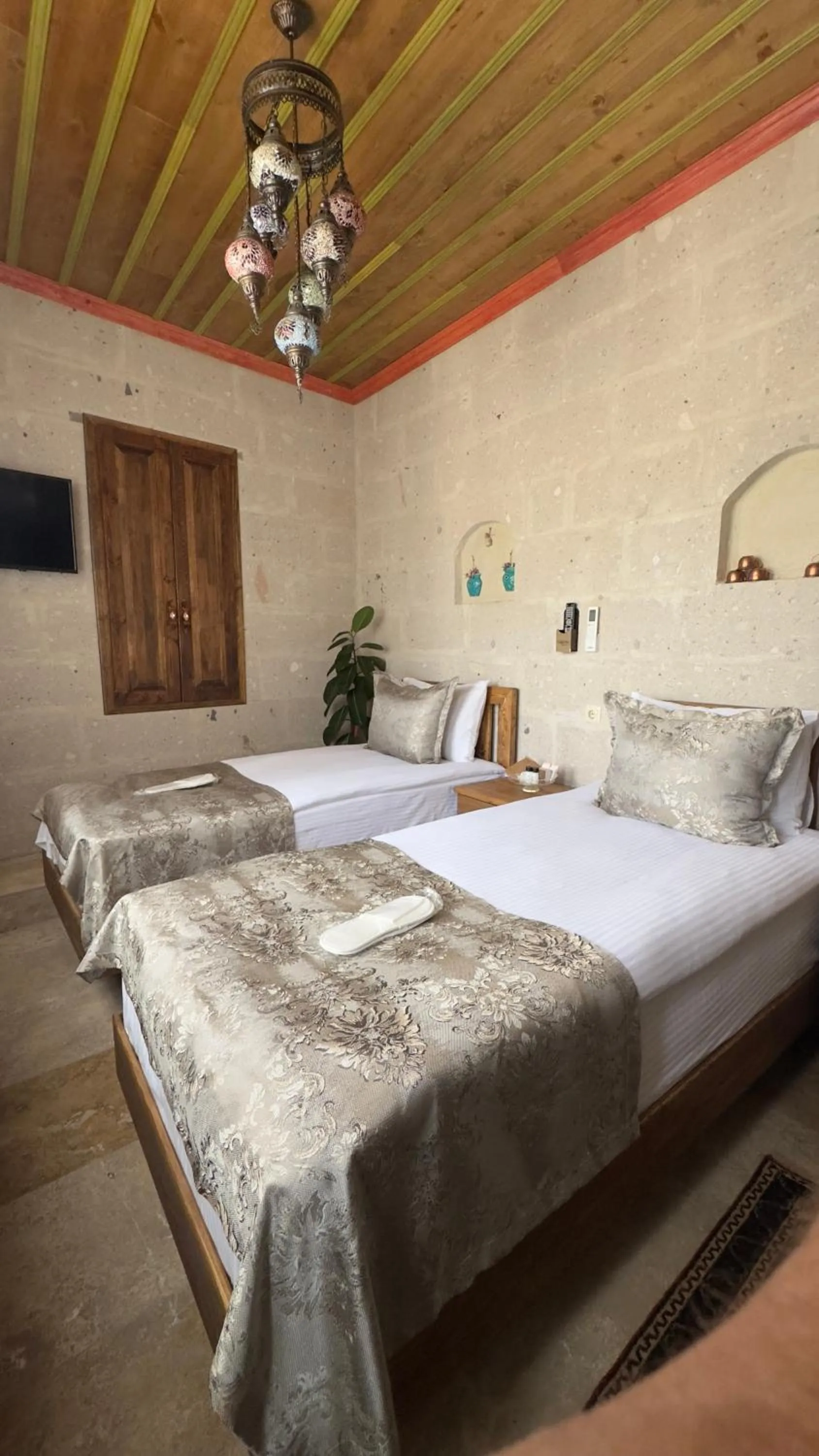 TV and multimedia, Bed in CAPPANAR CAVE HOTEL