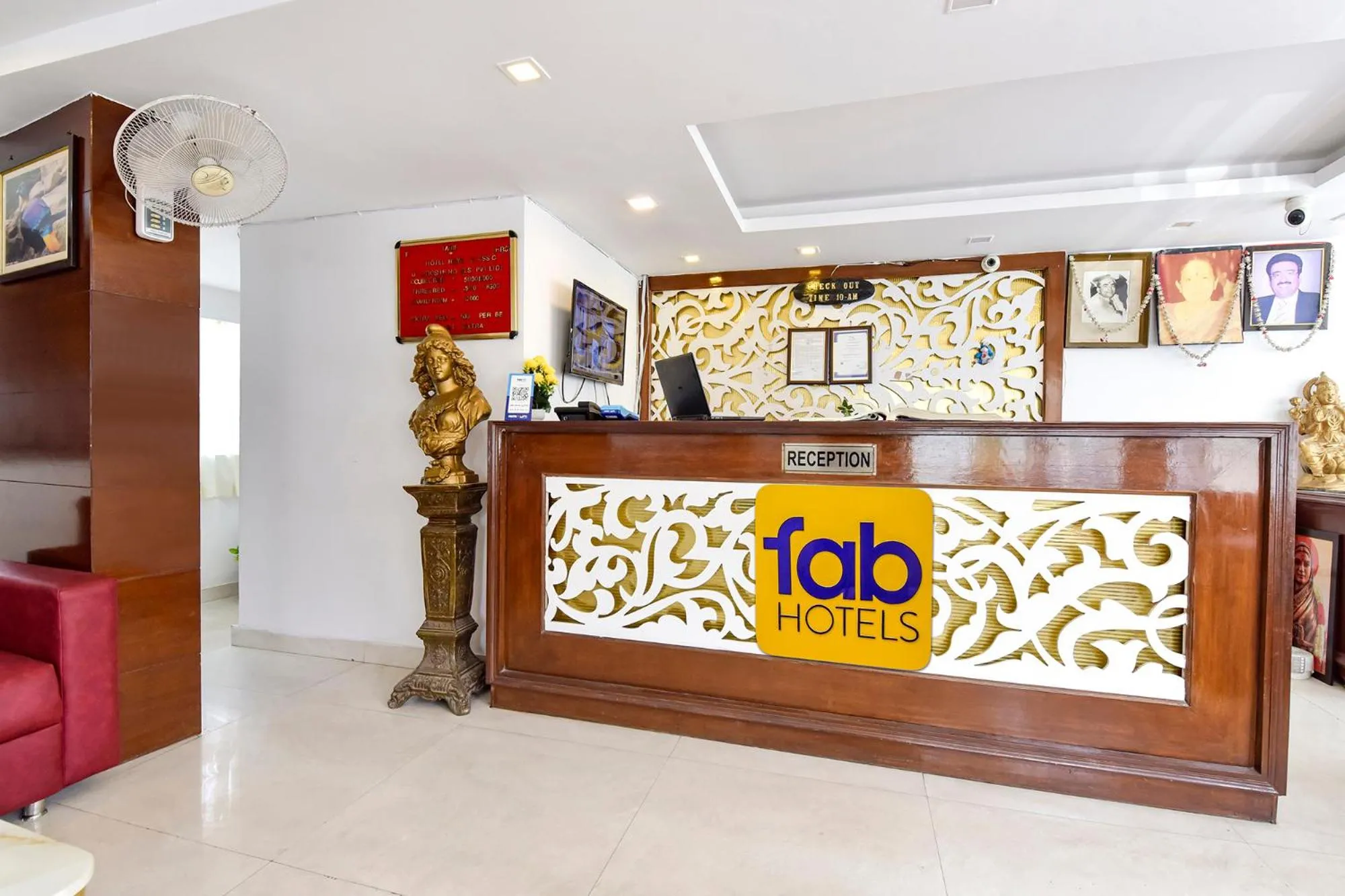Lobby or reception in FabHotel Sikka Royal Classic - Mall road