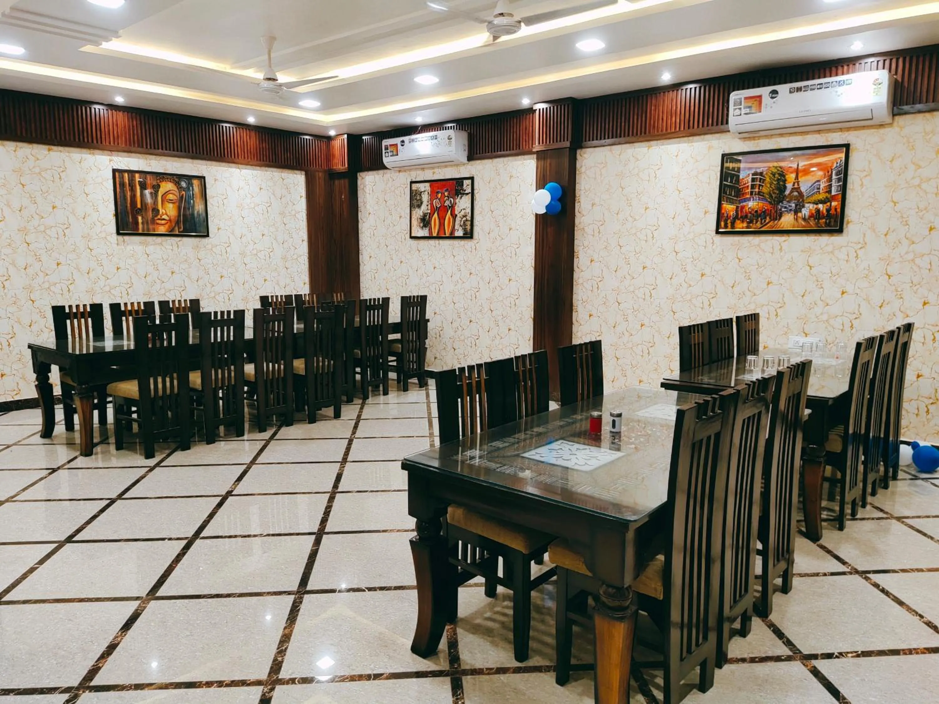 Restaurant/places to eat in Hotel The Shree Jee Palace