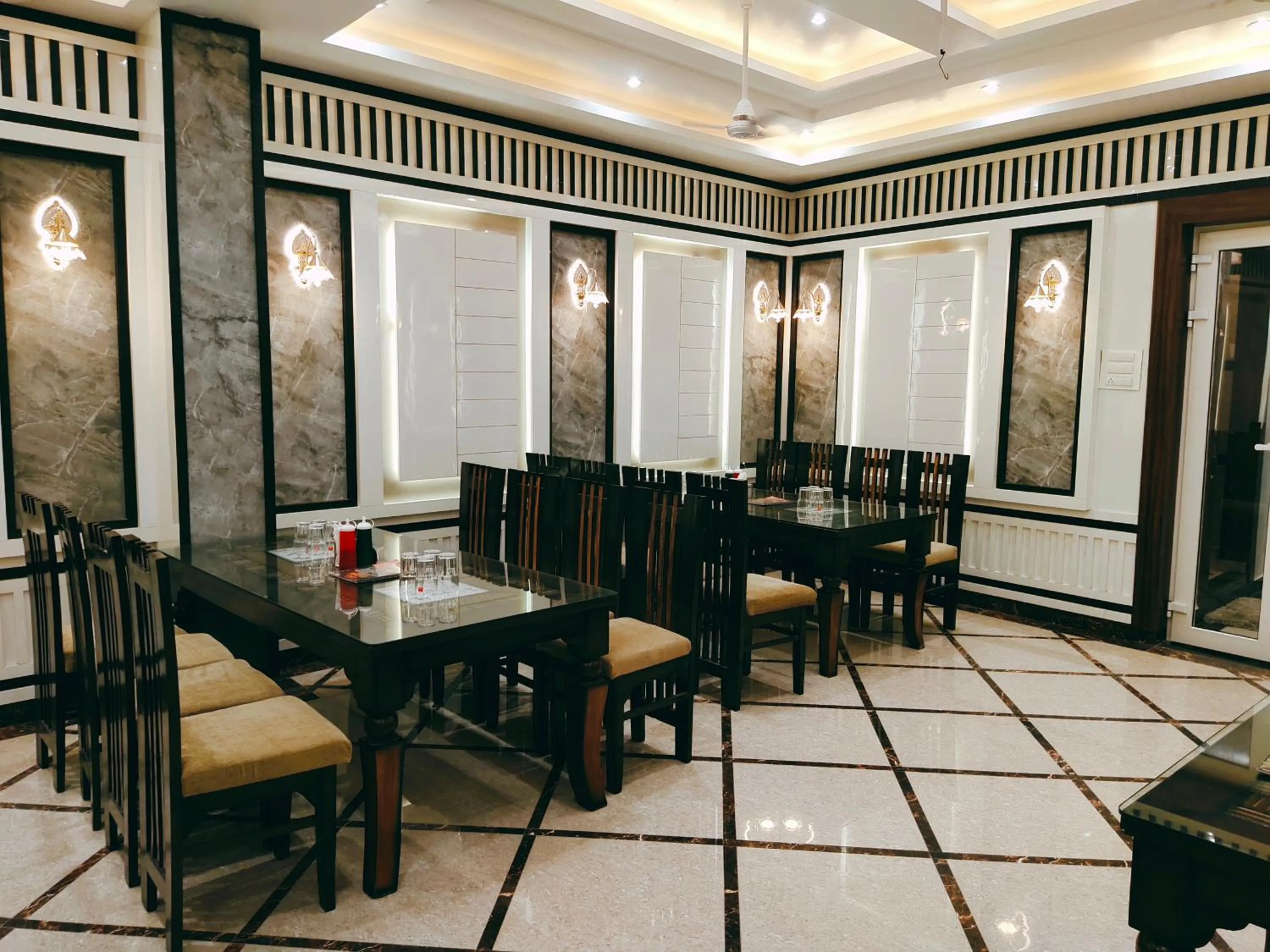 Restaurant/places to eat in Hotel The Shree Jee Palace