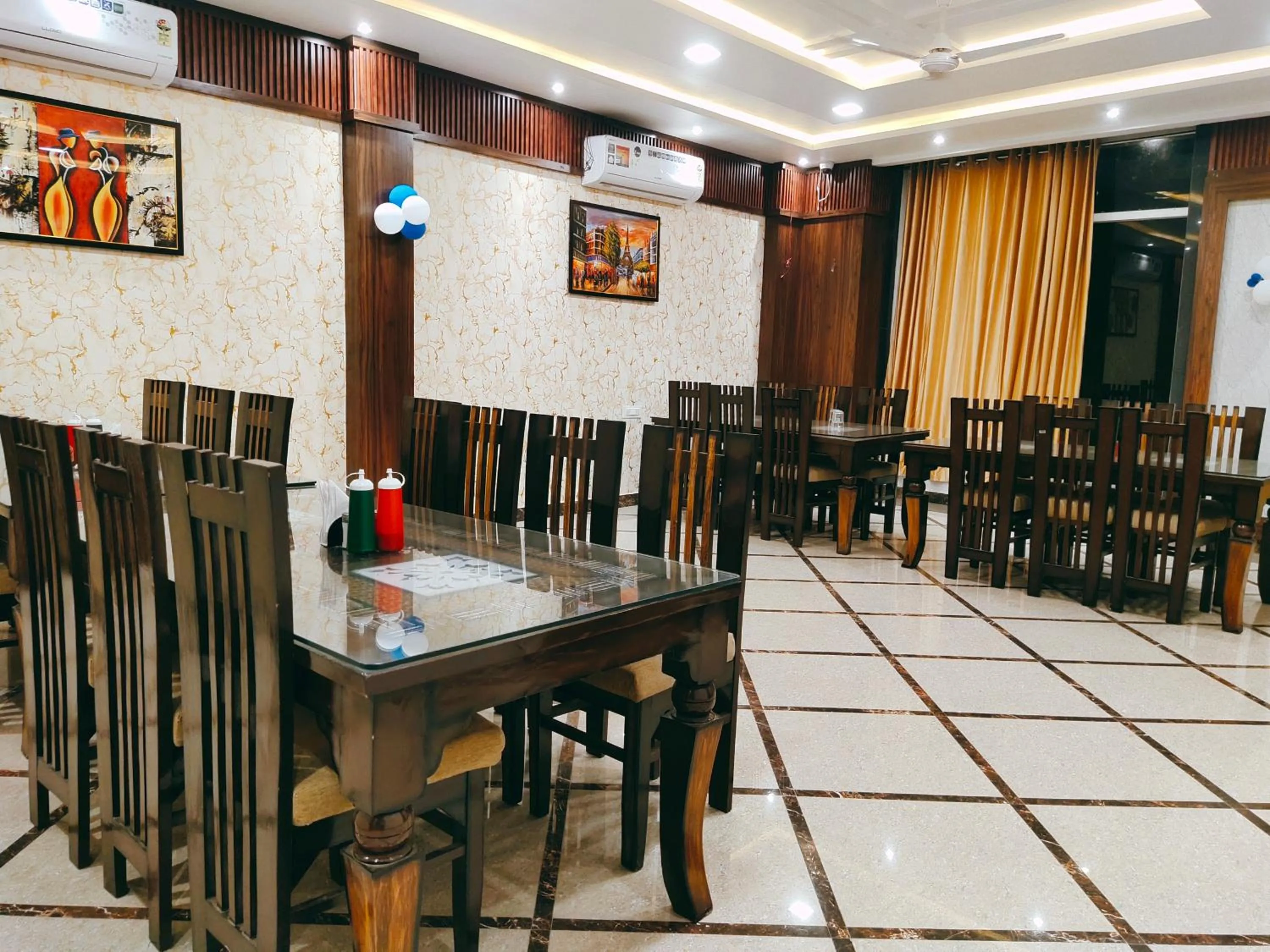 Restaurant/places to eat in Hotel The Shree Jee Palace