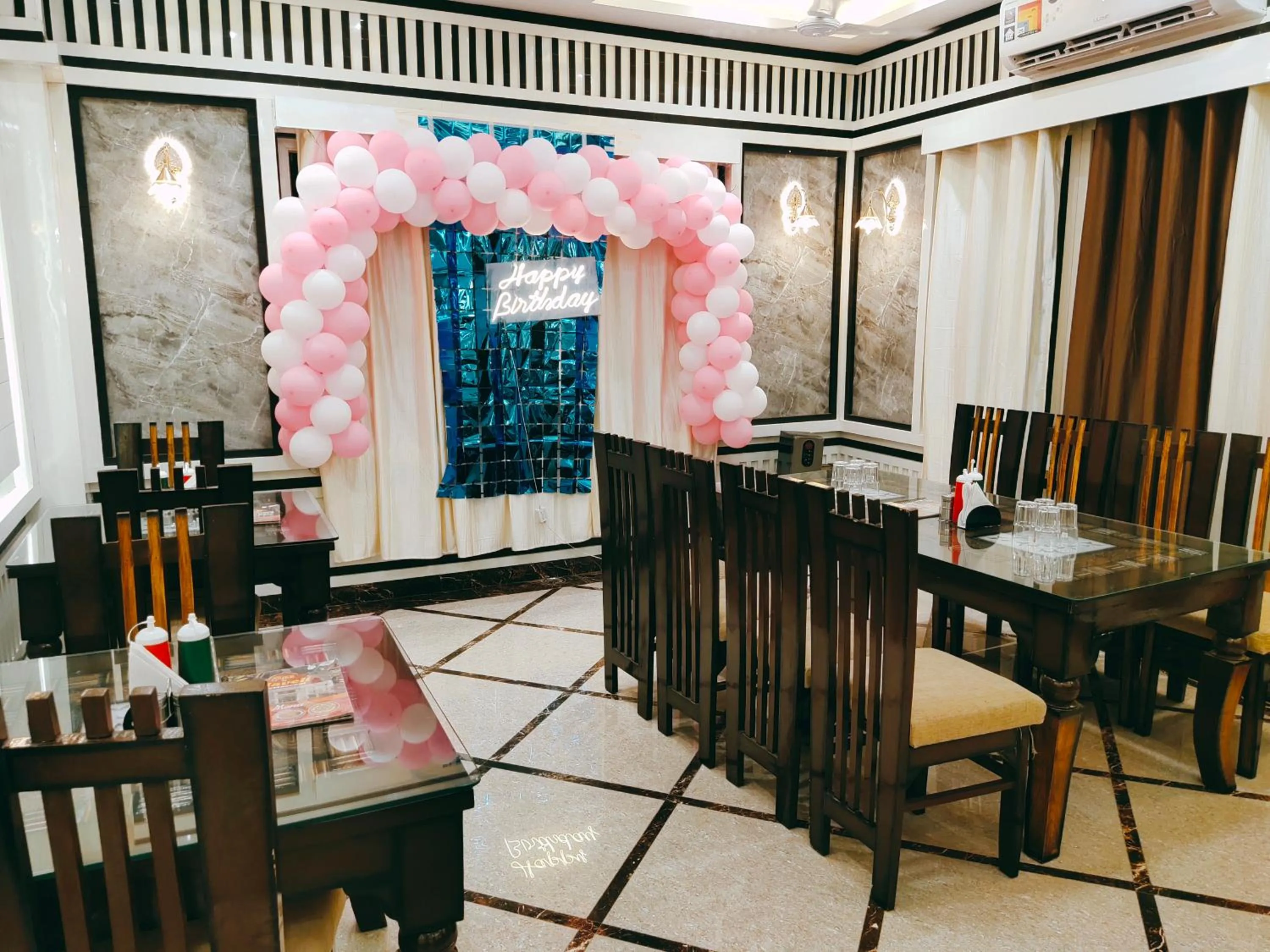 Restaurant/places to eat in Hotel The Shree Jee Palace