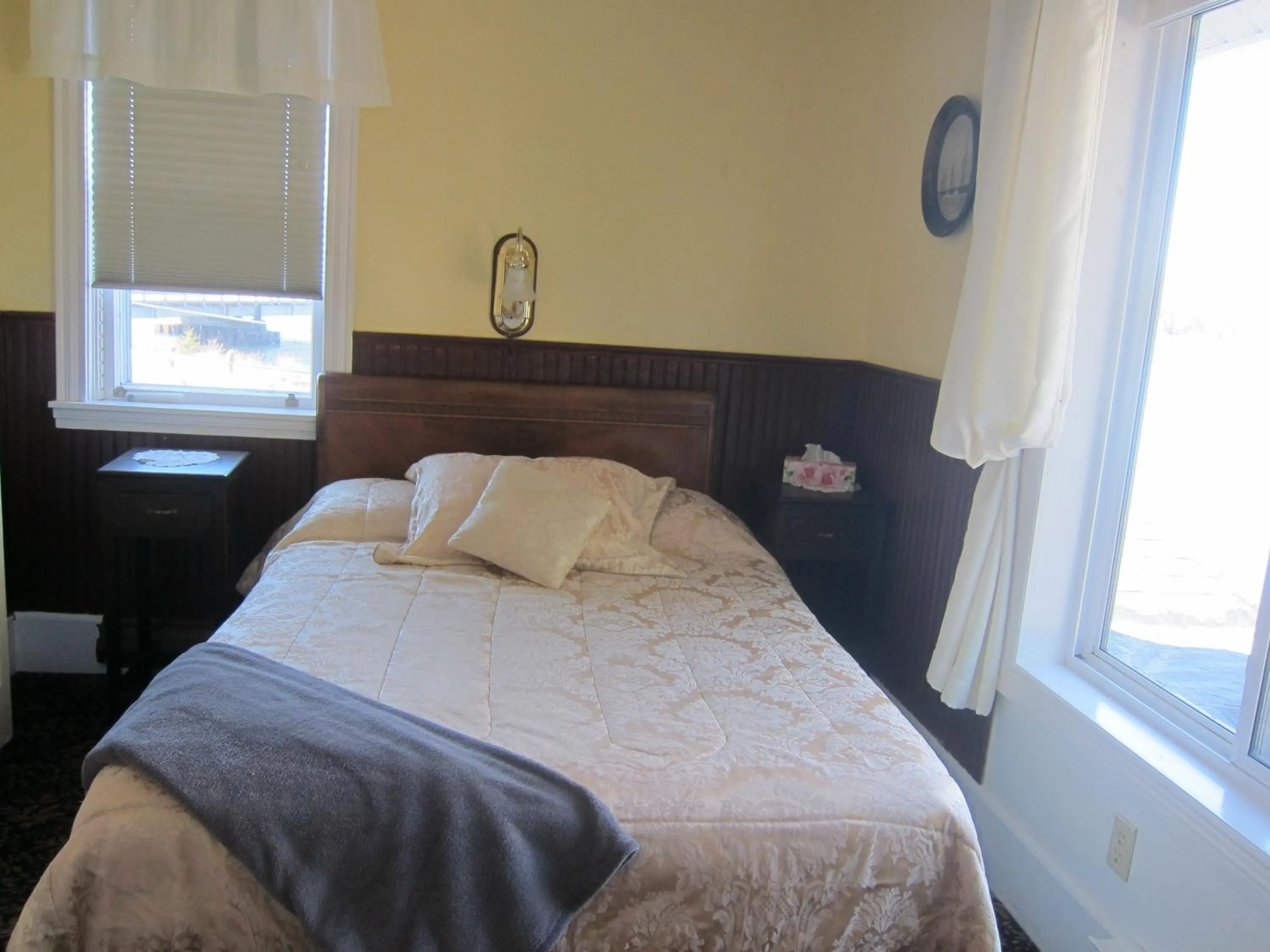 Bed in Salmon River Country Inn