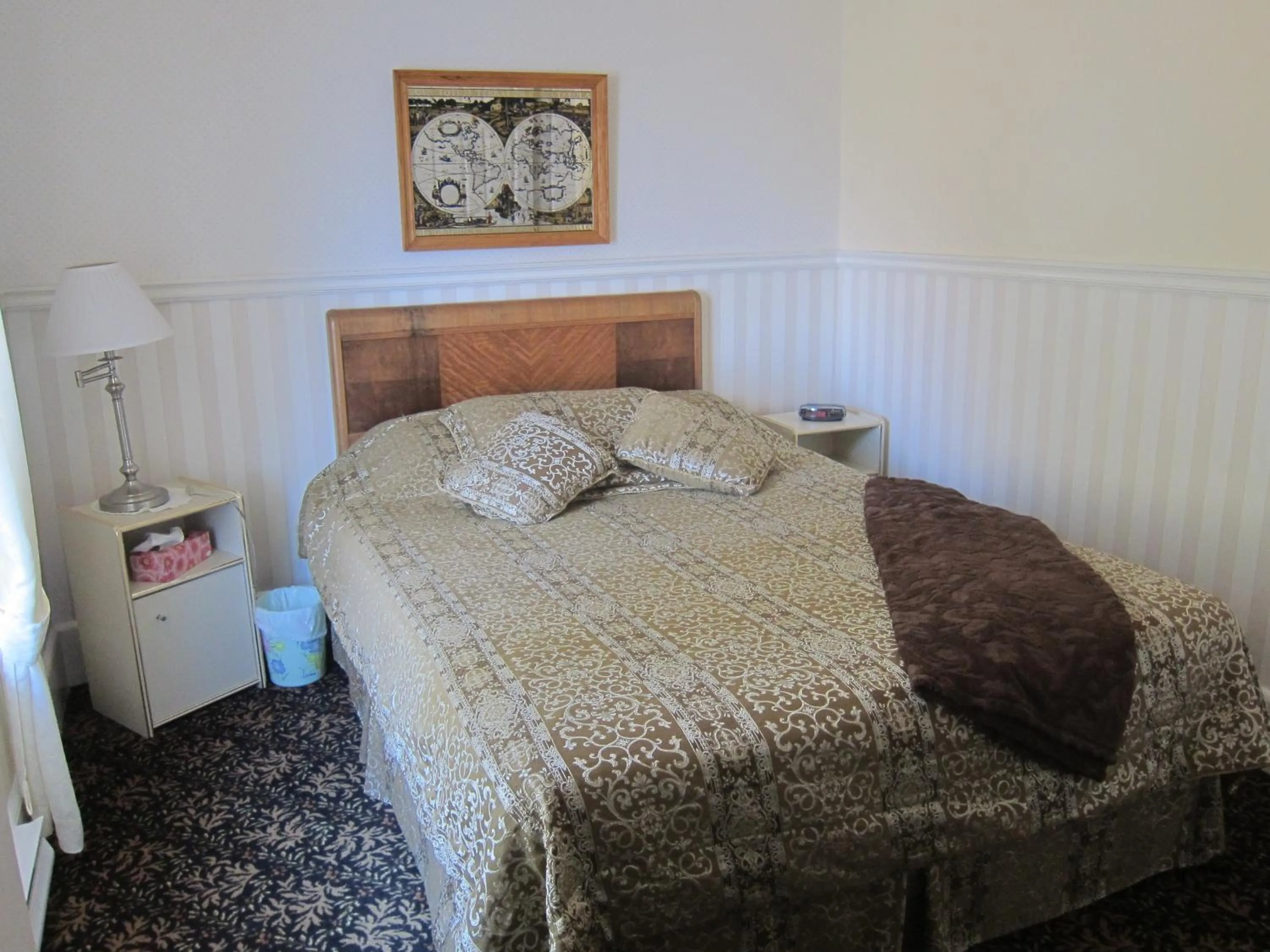 Bed in Salmon River Country Inn