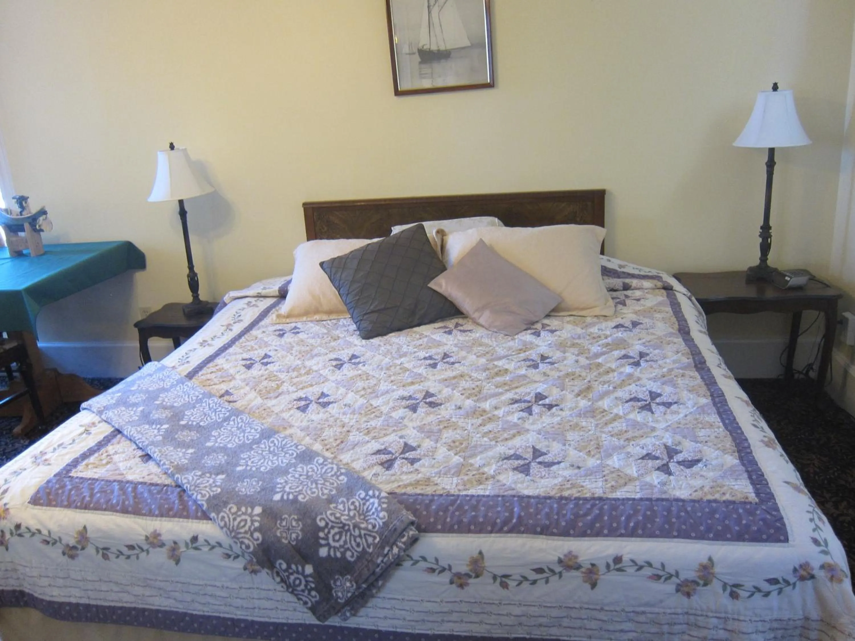 Bed in Salmon River Country Inn