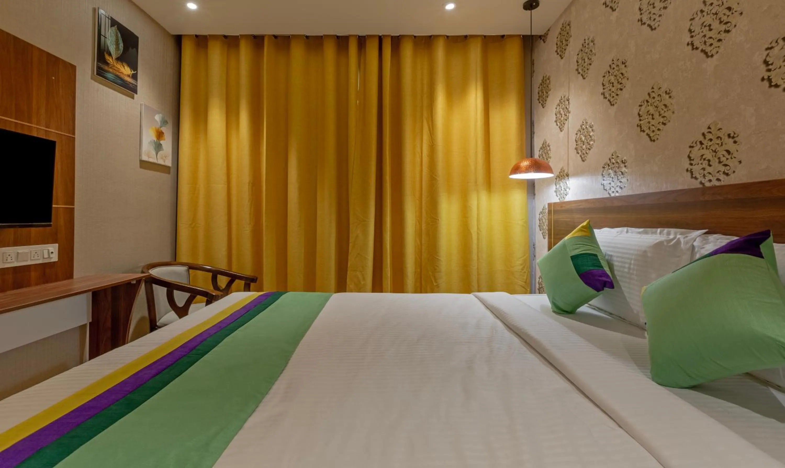 Bedroom, Bed in Treebo Windsor Heights