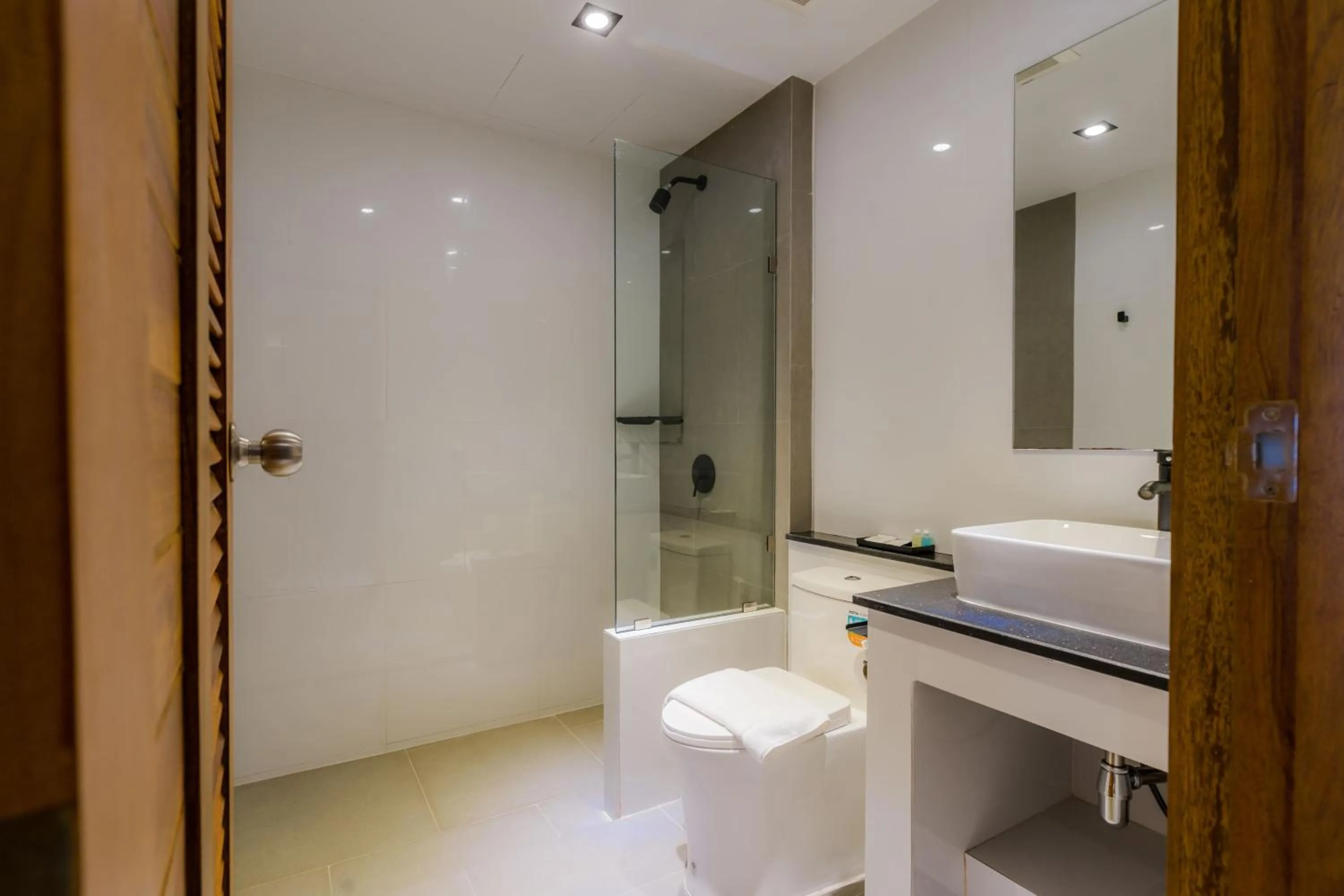 Shower in Lek Lek Samui Room X Coffee Bar