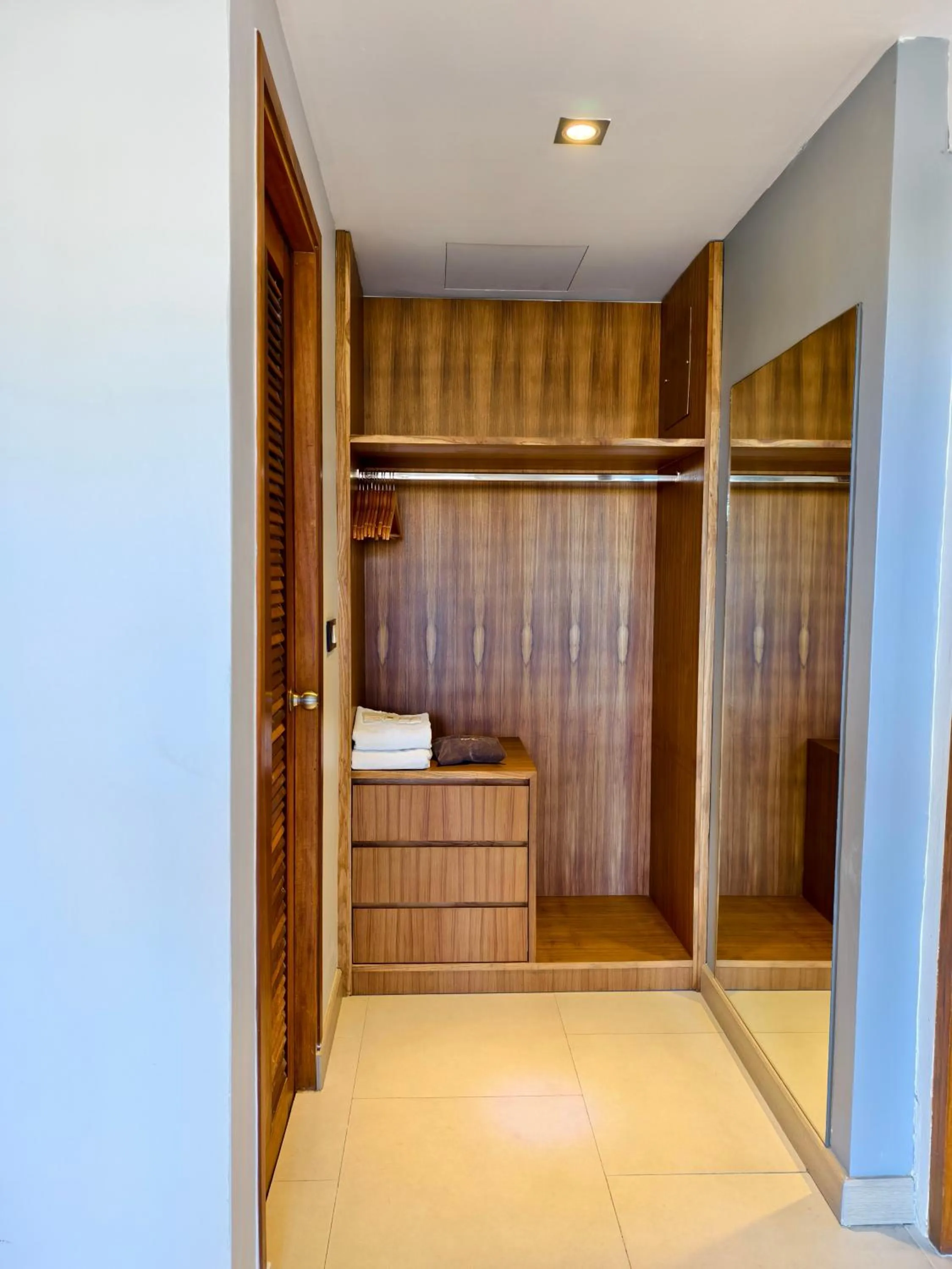 wardrobe in Lek Lek Samui Room X Coffee Bar