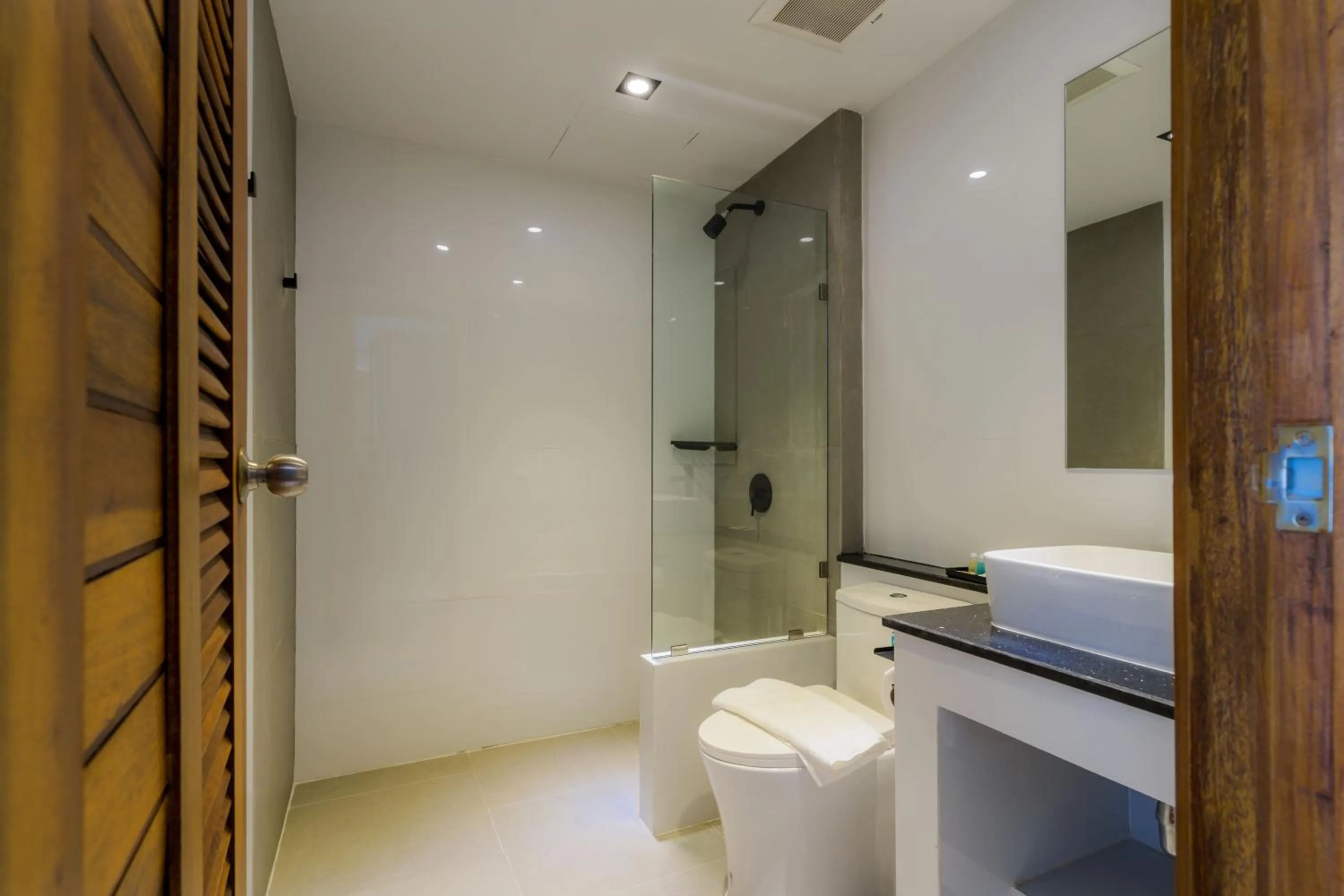 Shower in Lek Lek Samui Room X Coffee Bar