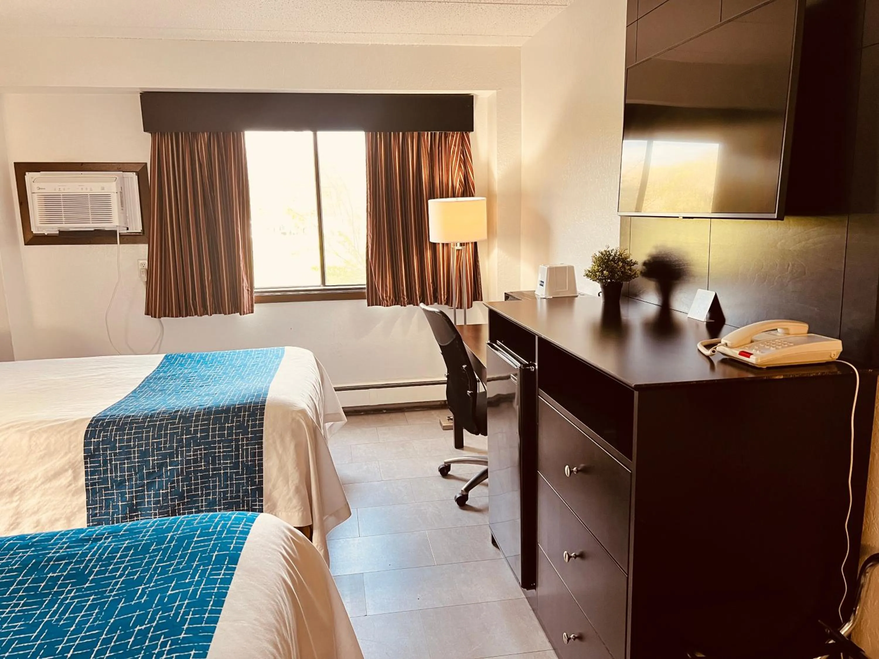 Seating area, Bed in Travelodge by Wyndham Valleyfair Shakopee