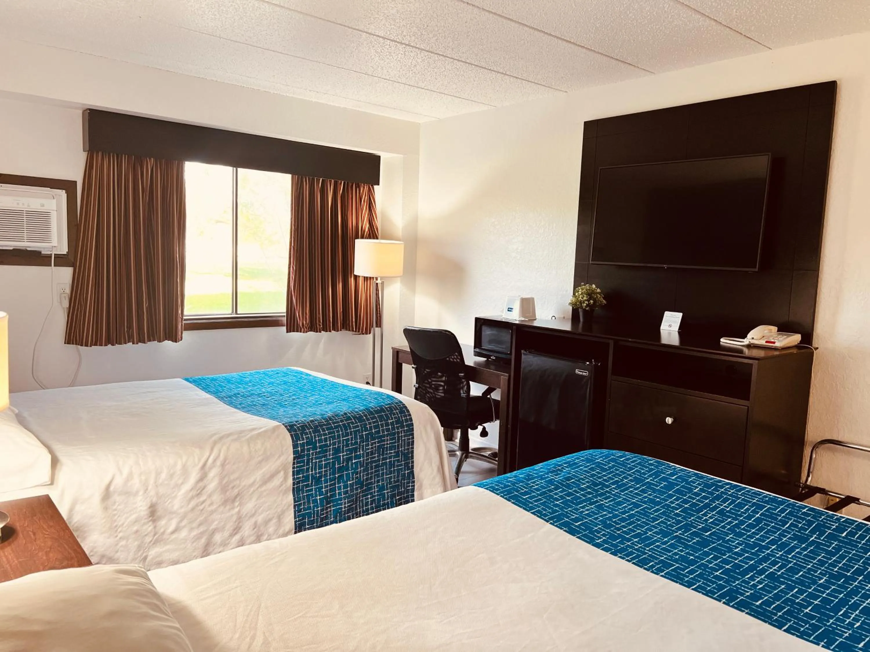 Bed in Travelodge by Wyndham Valleyfair Shakopee