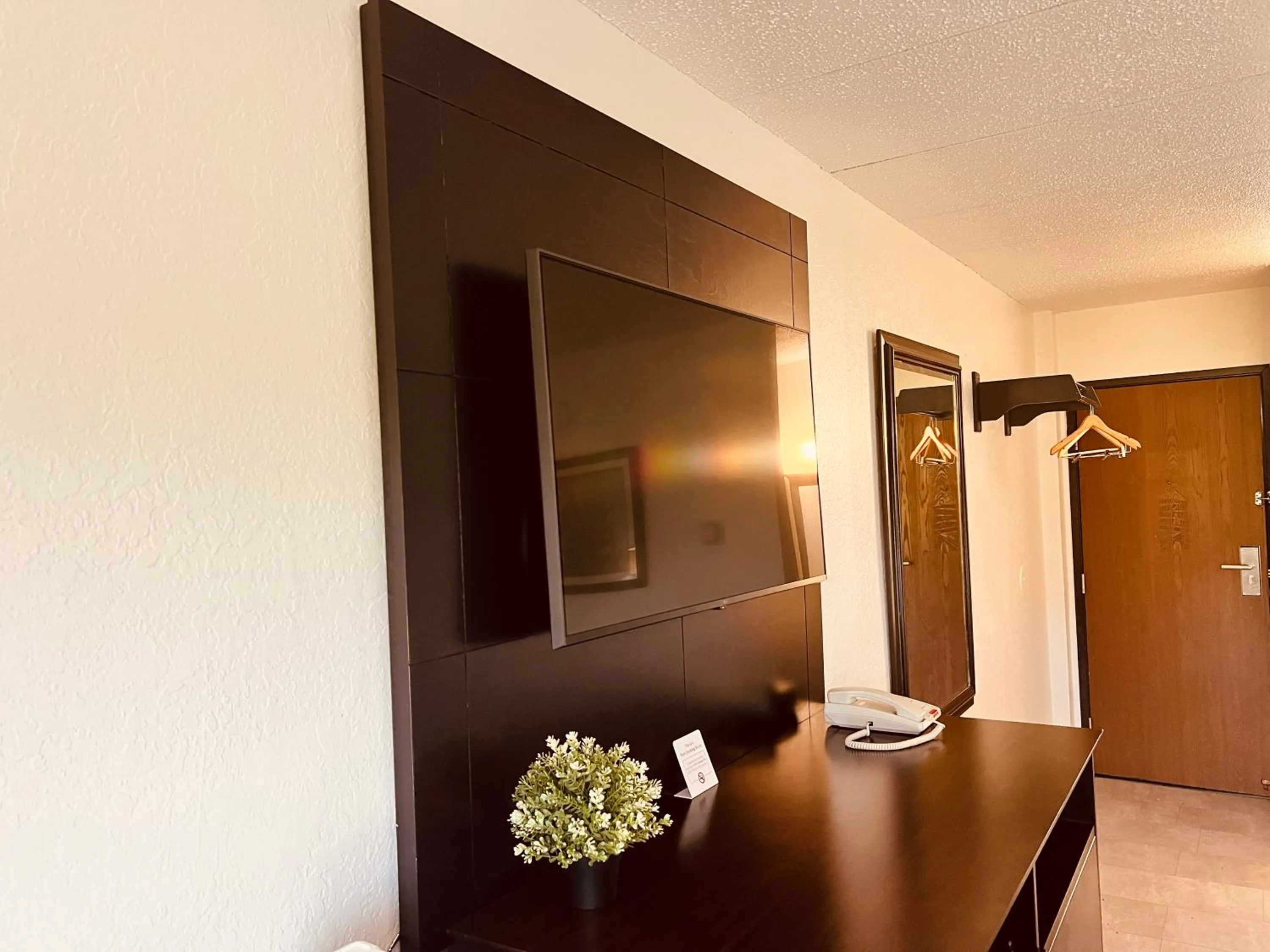 wardrobe in Travelodge by Wyndham Valleyfair Shakopee