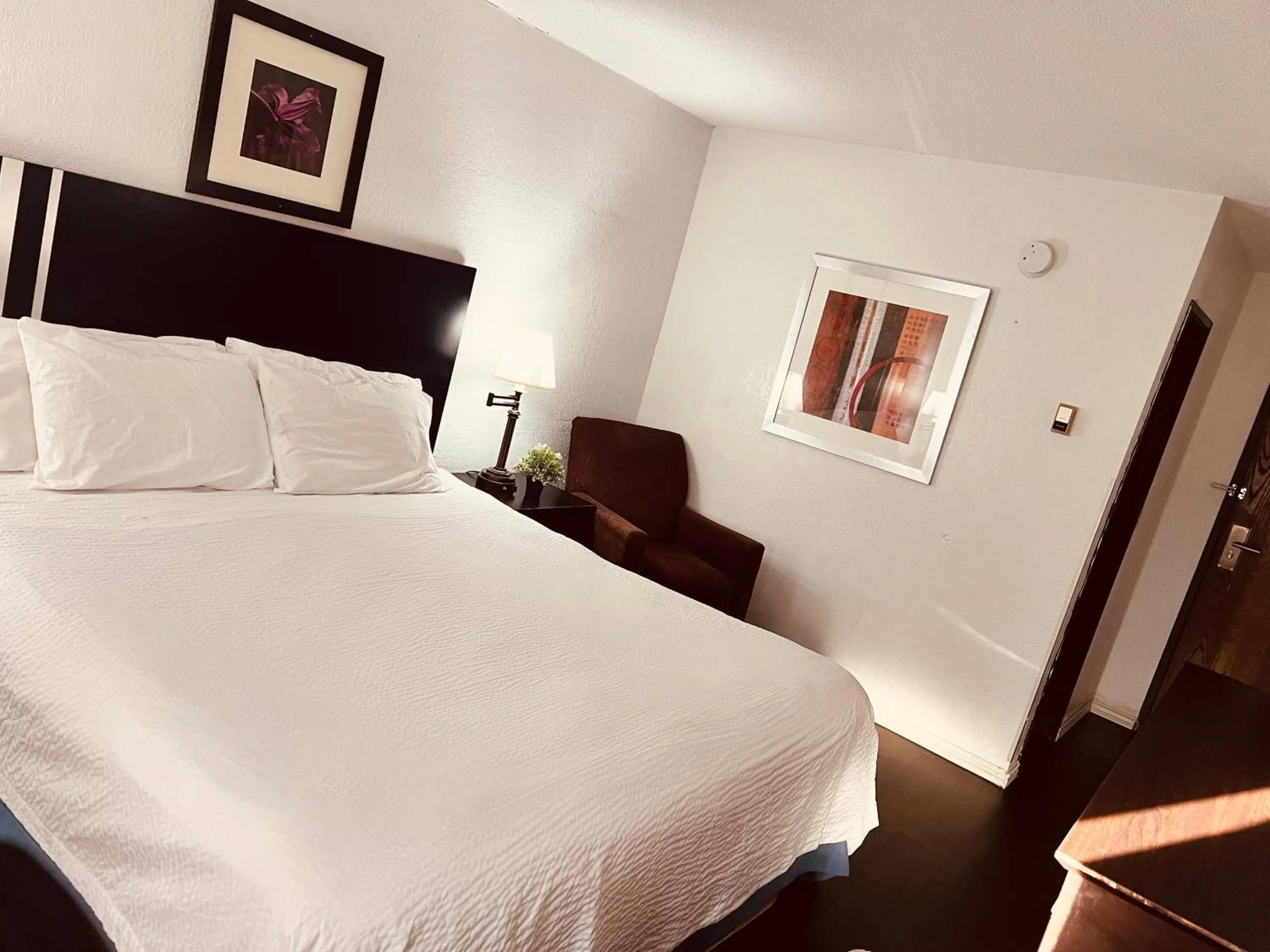 Bed in Travelodge by Wyndham Valleyfair Shakopee