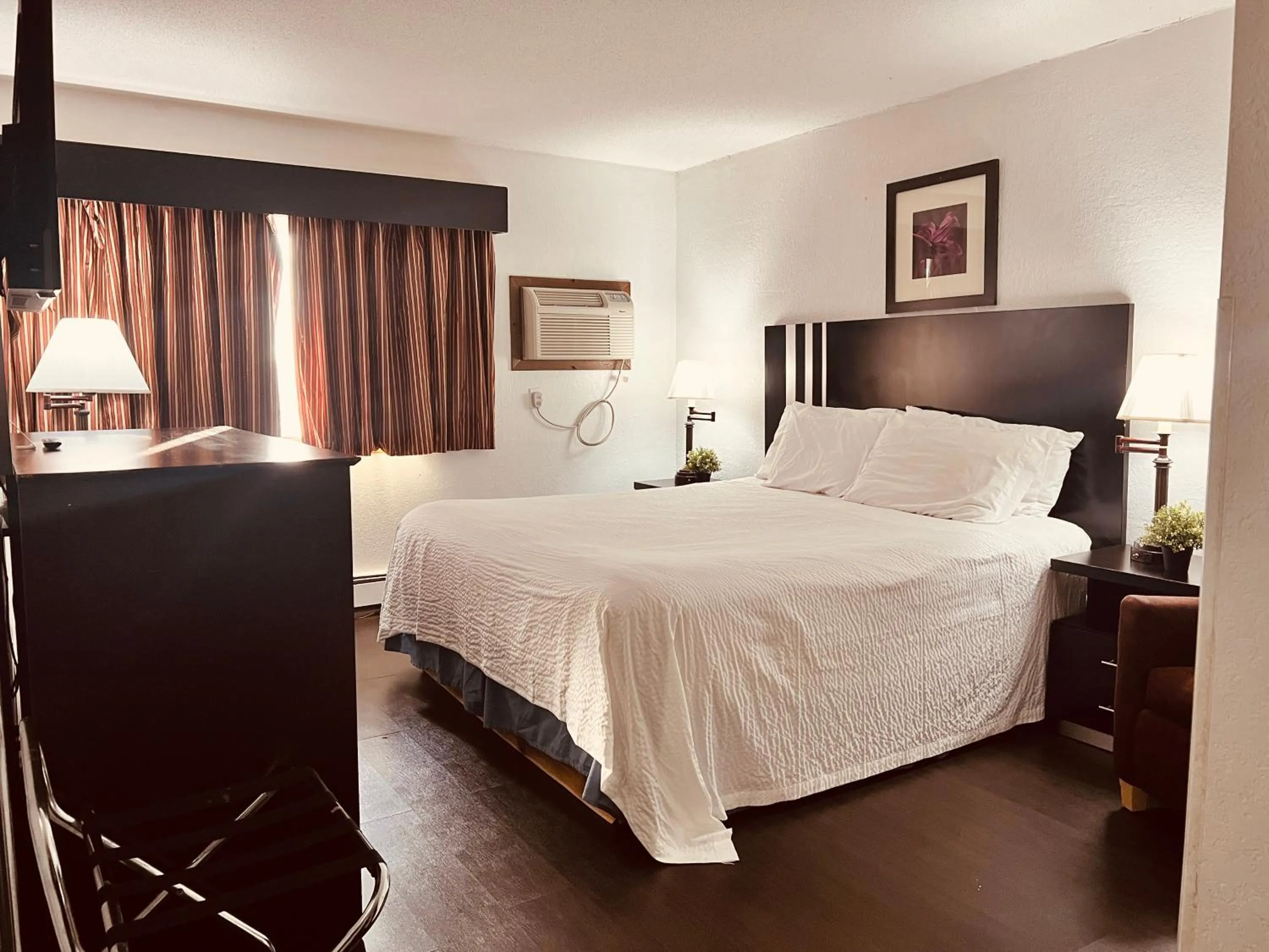 Bed in Travelodge by Wyndham Valleyfair Shakopee