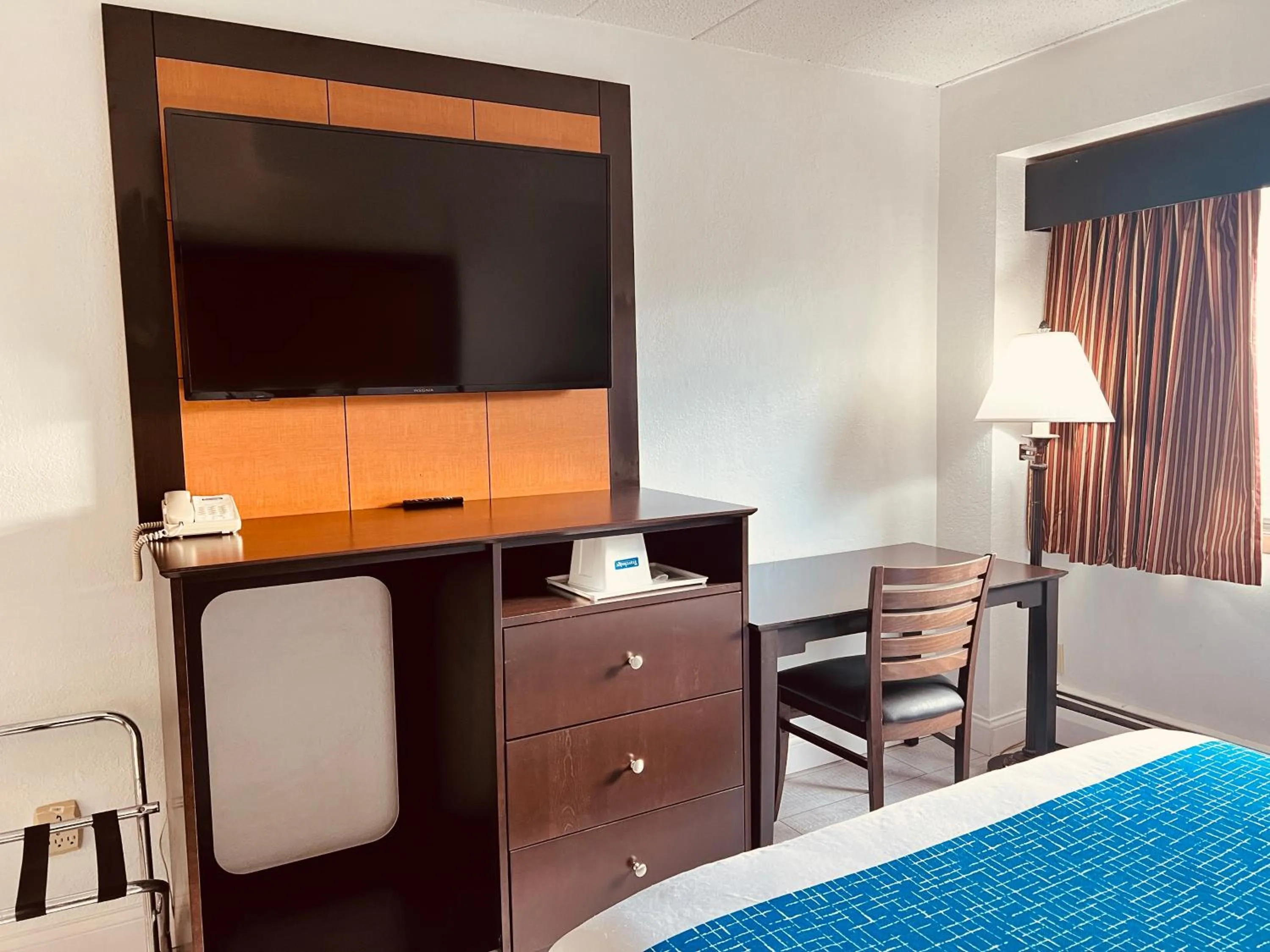 TV and multimedia, Bed in Travelodge by Wyndham Valleyfair Shakopee