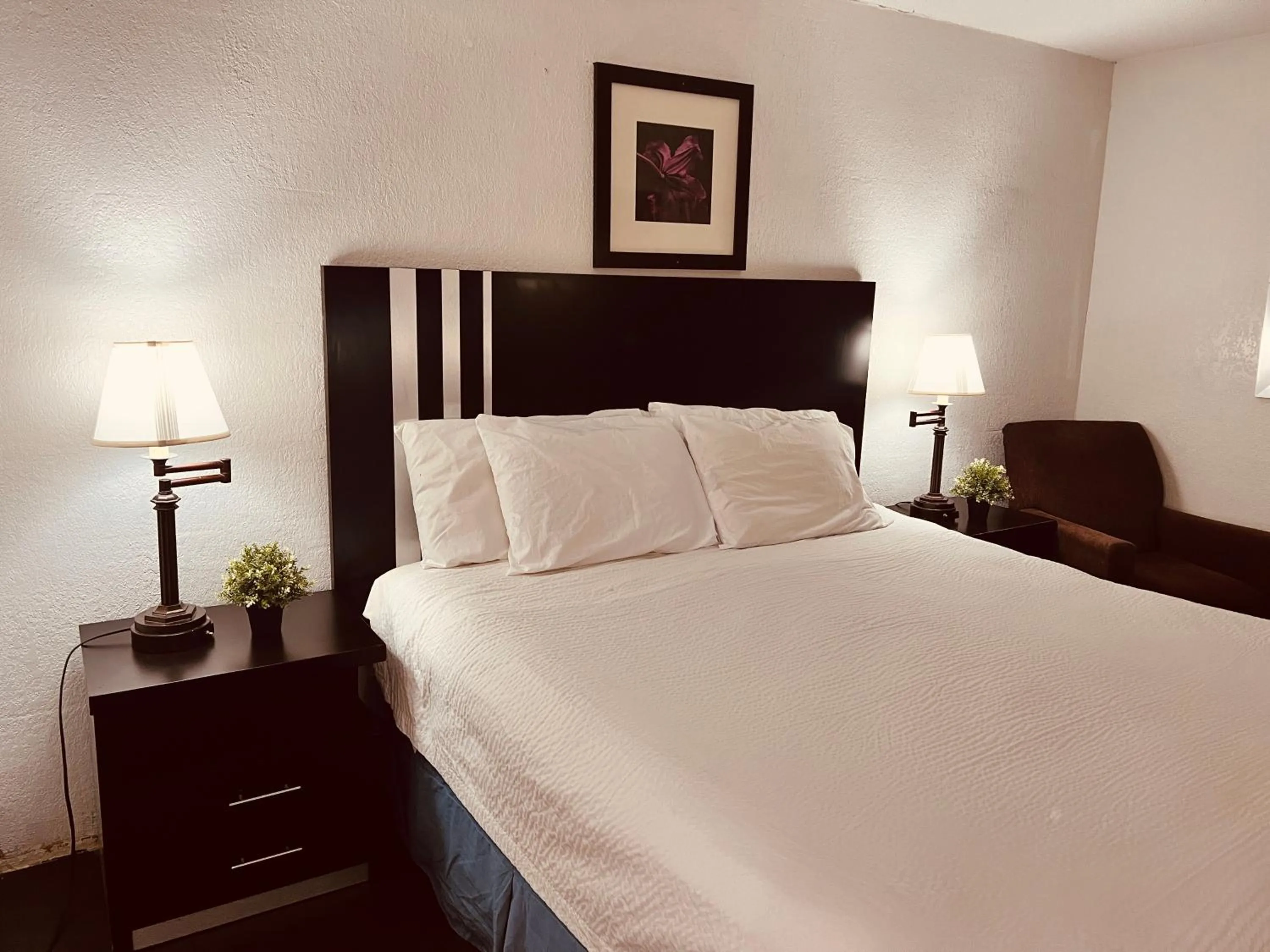 Bed in Travelodge by Wyndham Valleyfair Shakopee