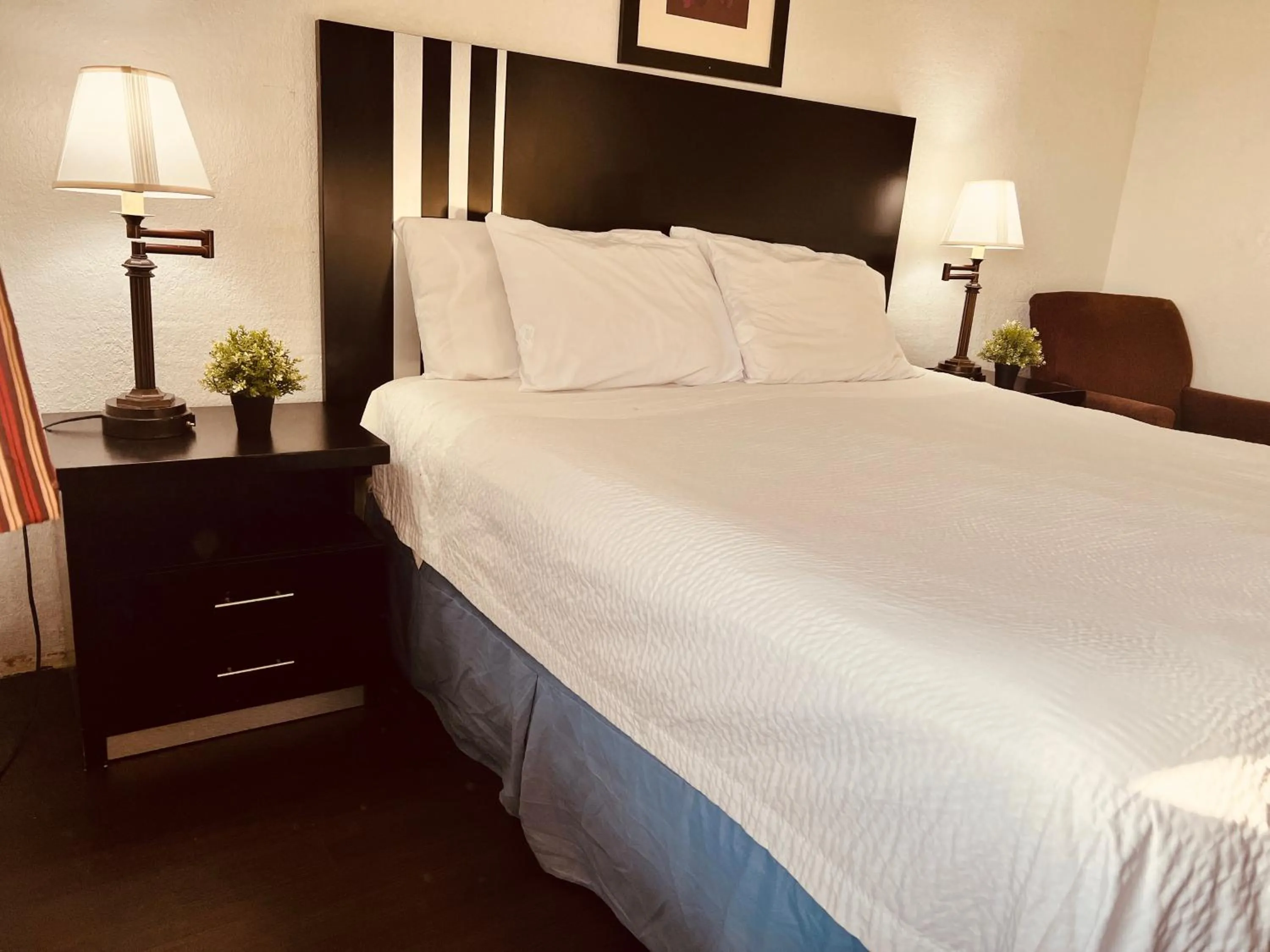 Bed in Travelodge by Wyndham Valleyfair Shakopee