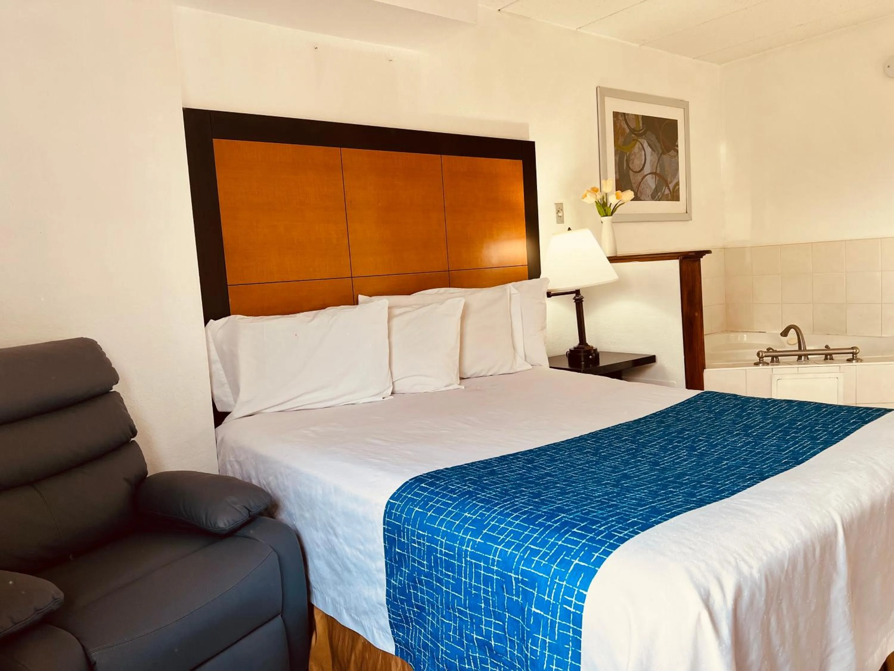 Photo of the whole room, Bed in Travelodge by Wyndham Valleyfair Shakopee