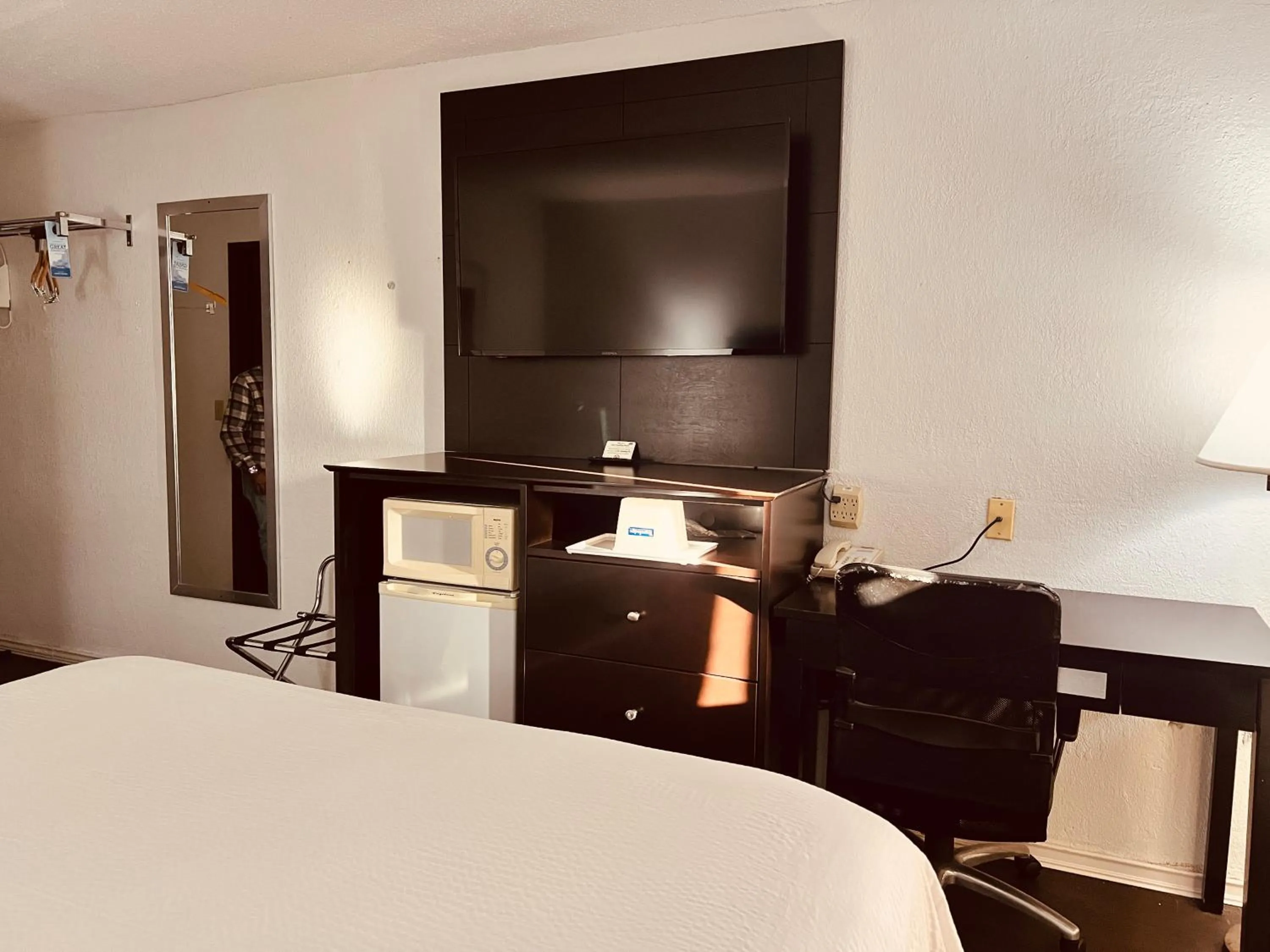TV and multimedia, Bed in Travelodge by Wyndham Valleyfair Shakopee