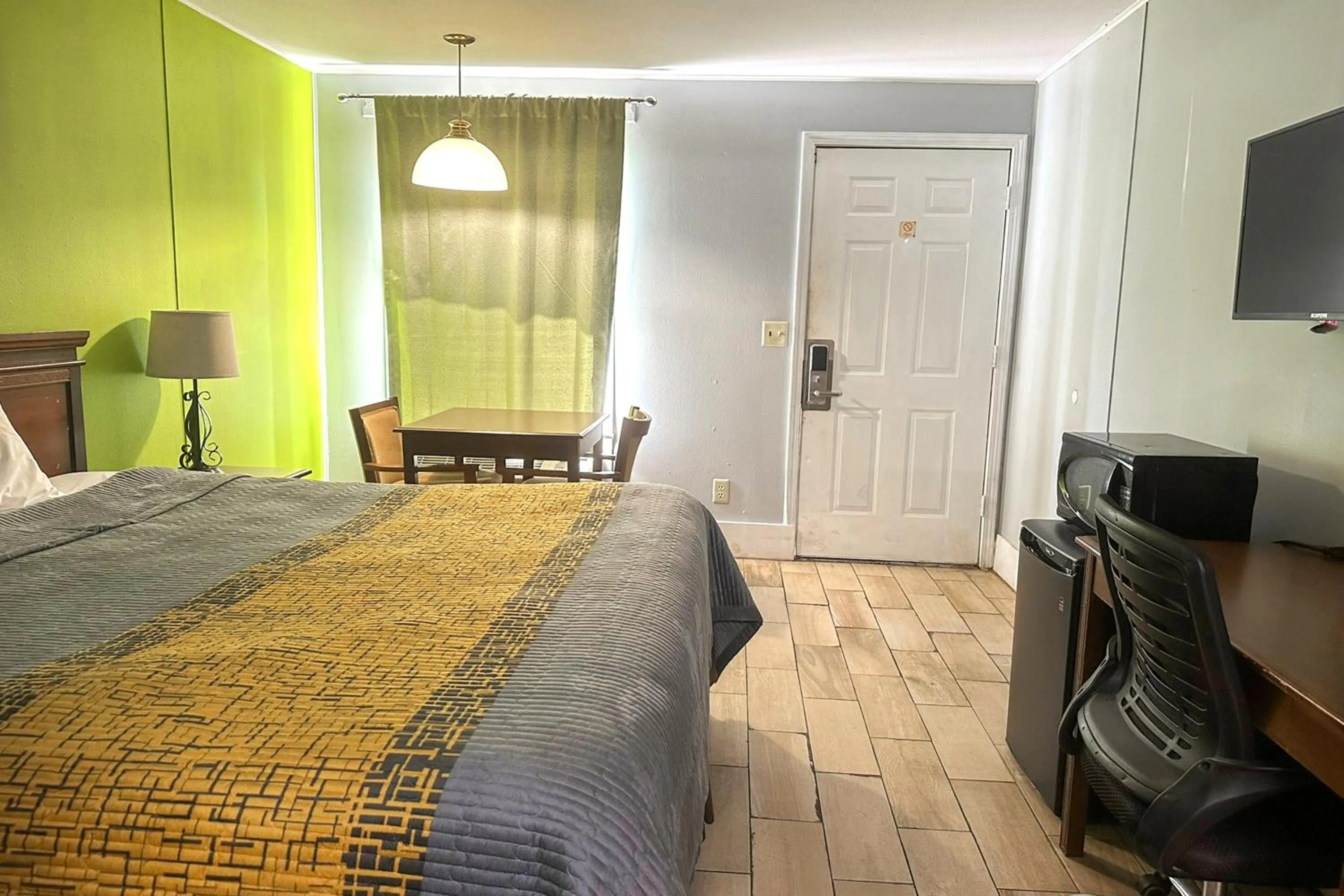 Bedroom, Bed in OYO Hickory House Inn