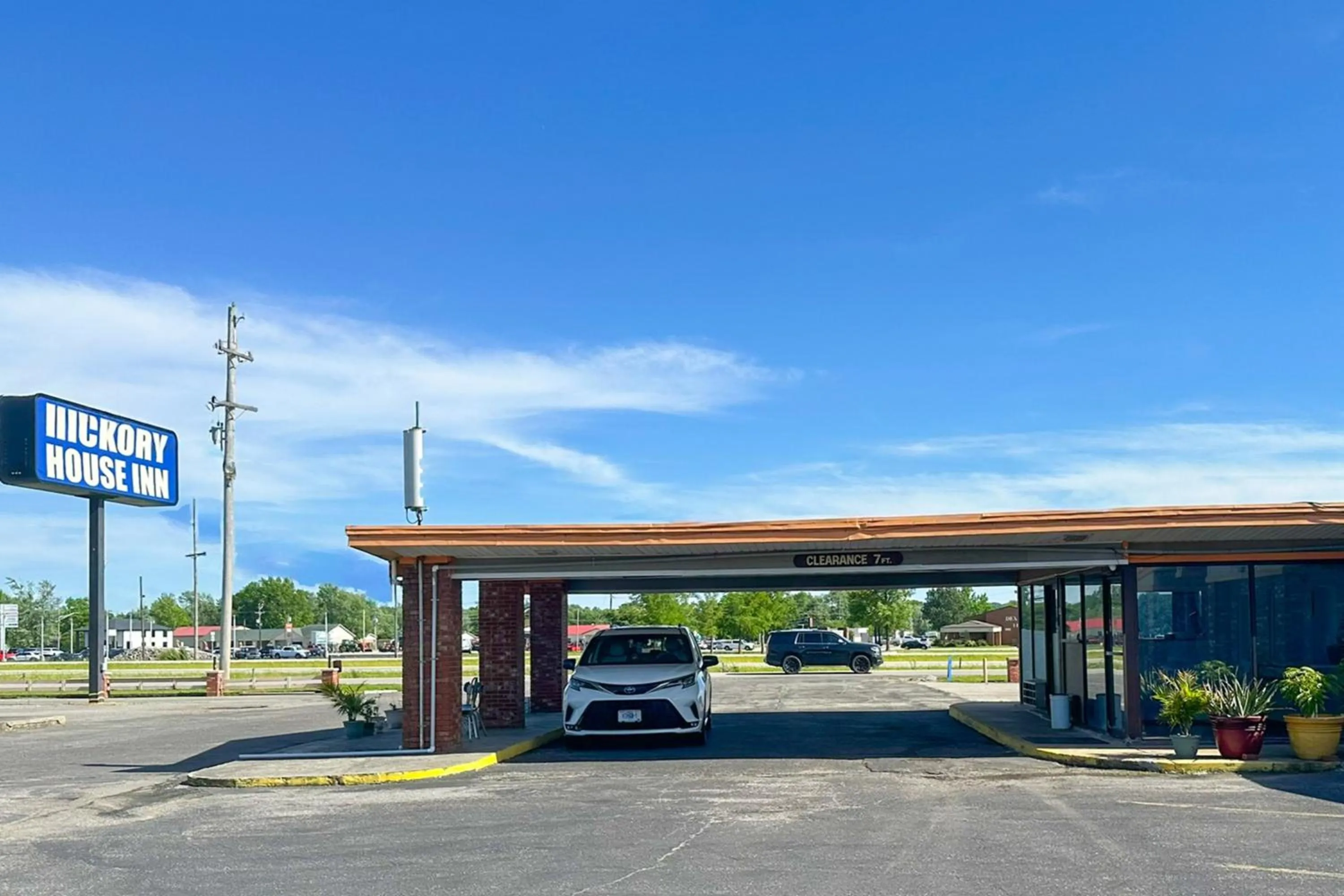 Parking in OYO Hickory House Inn
