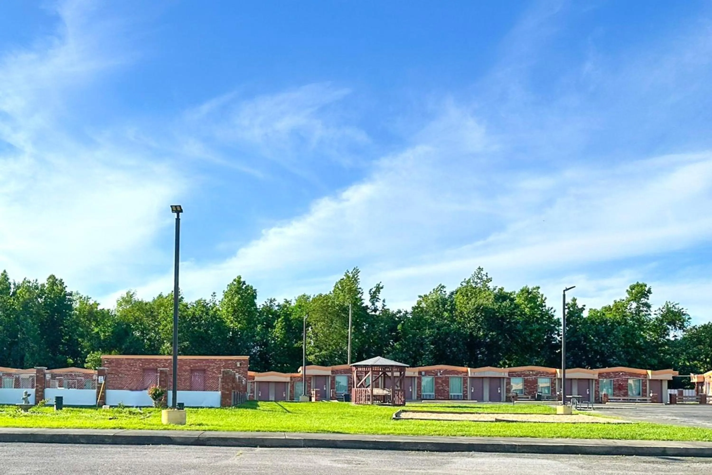 Facade/entrance in OYO Hickory House Inn