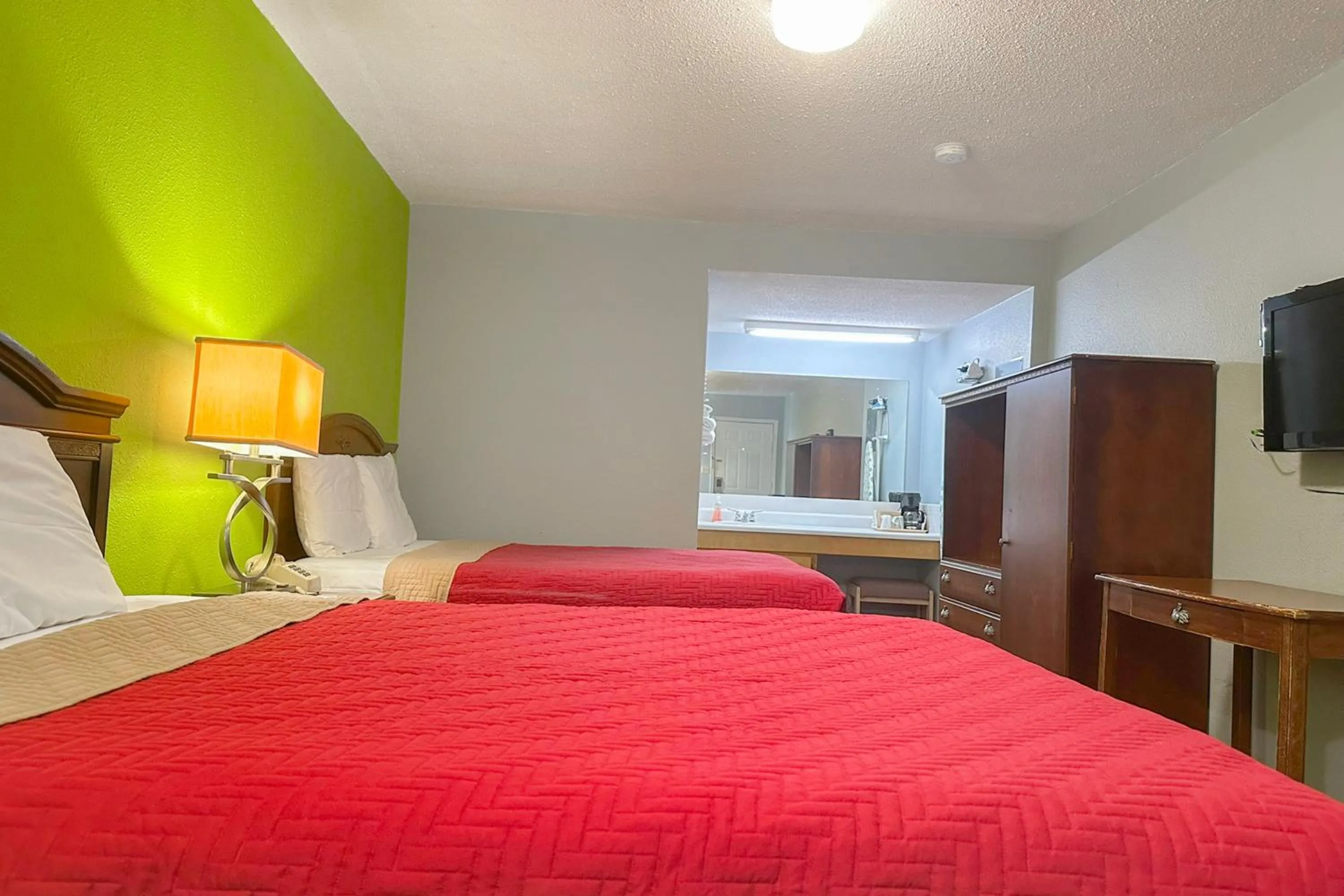 Bedroom, Bed in OYO Hickory House Inn