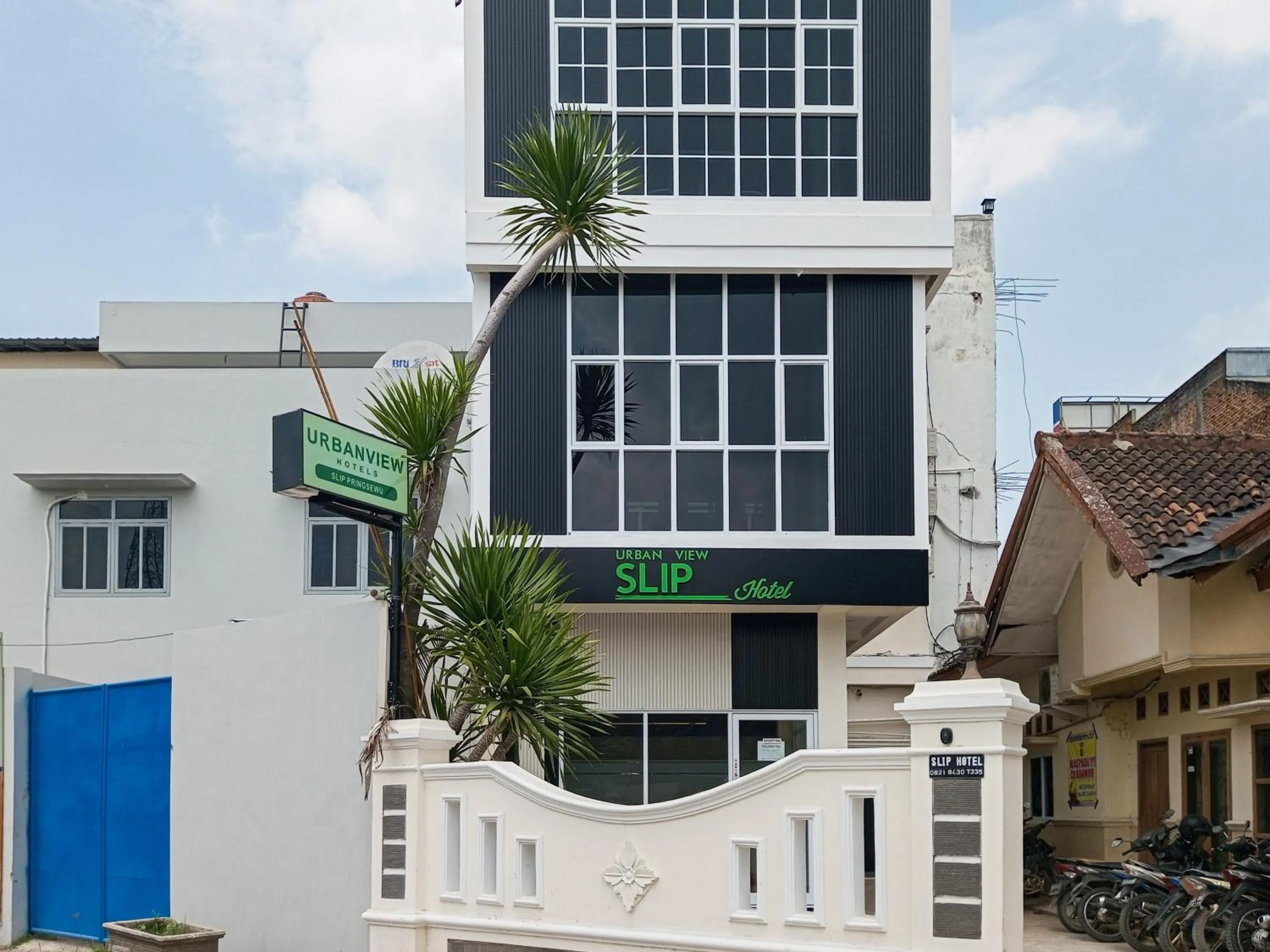 Facade/entrance in Urbanview Hotel SLIP Pringsewu by RedDoorz