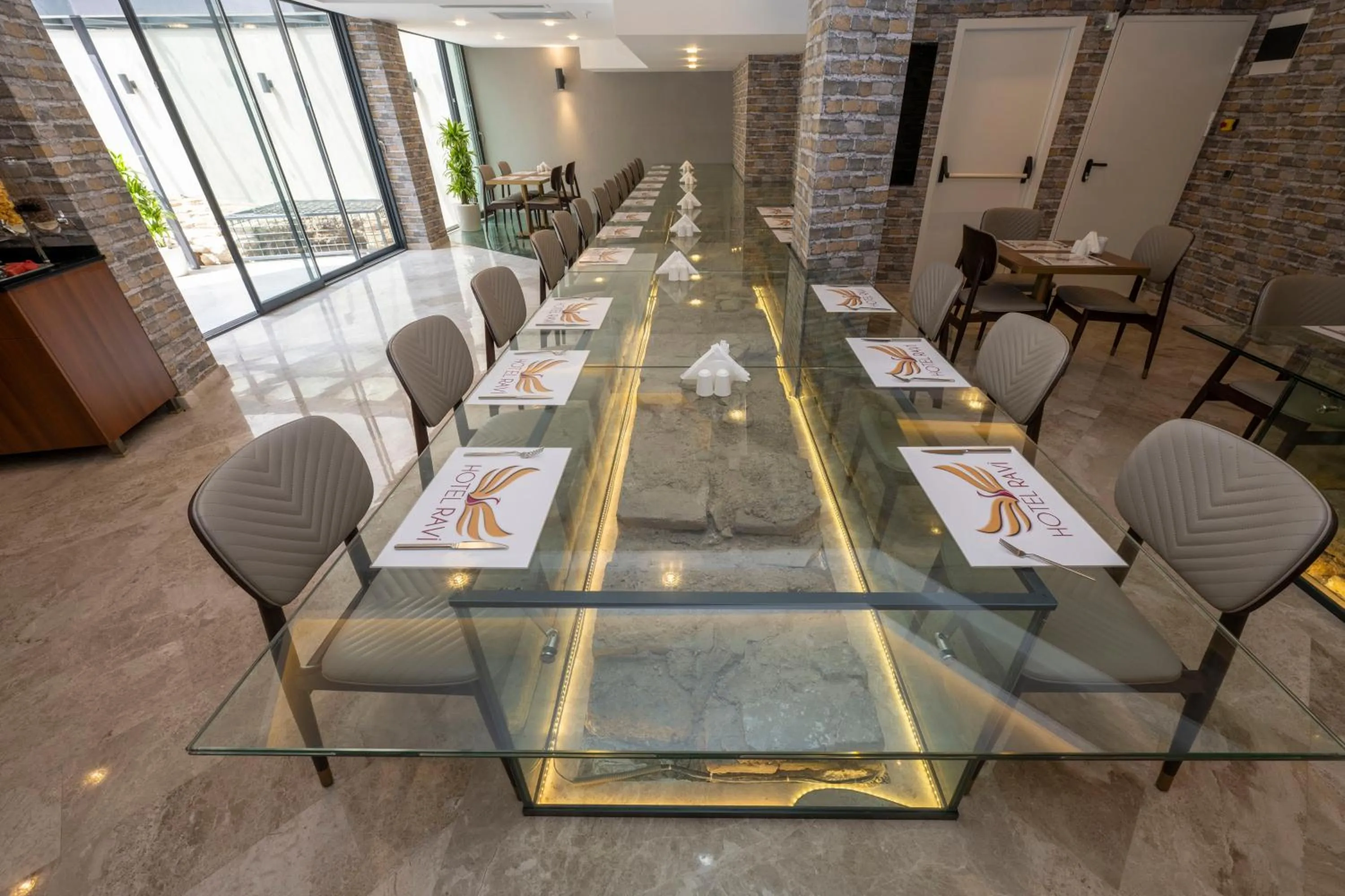 Restaurant/places to eat in Hotel Ravi