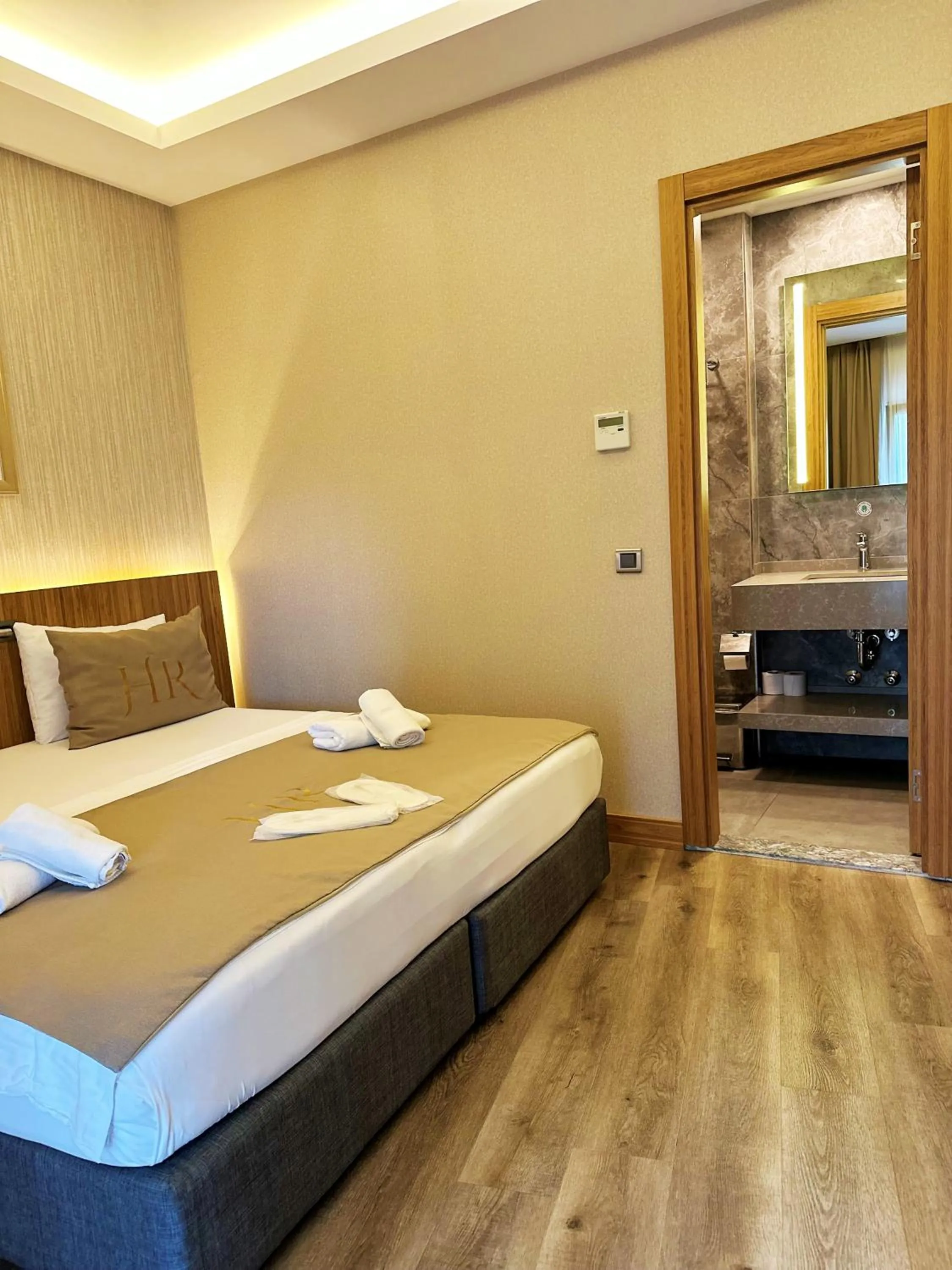 Toilet, Bed in Hotel Ravi