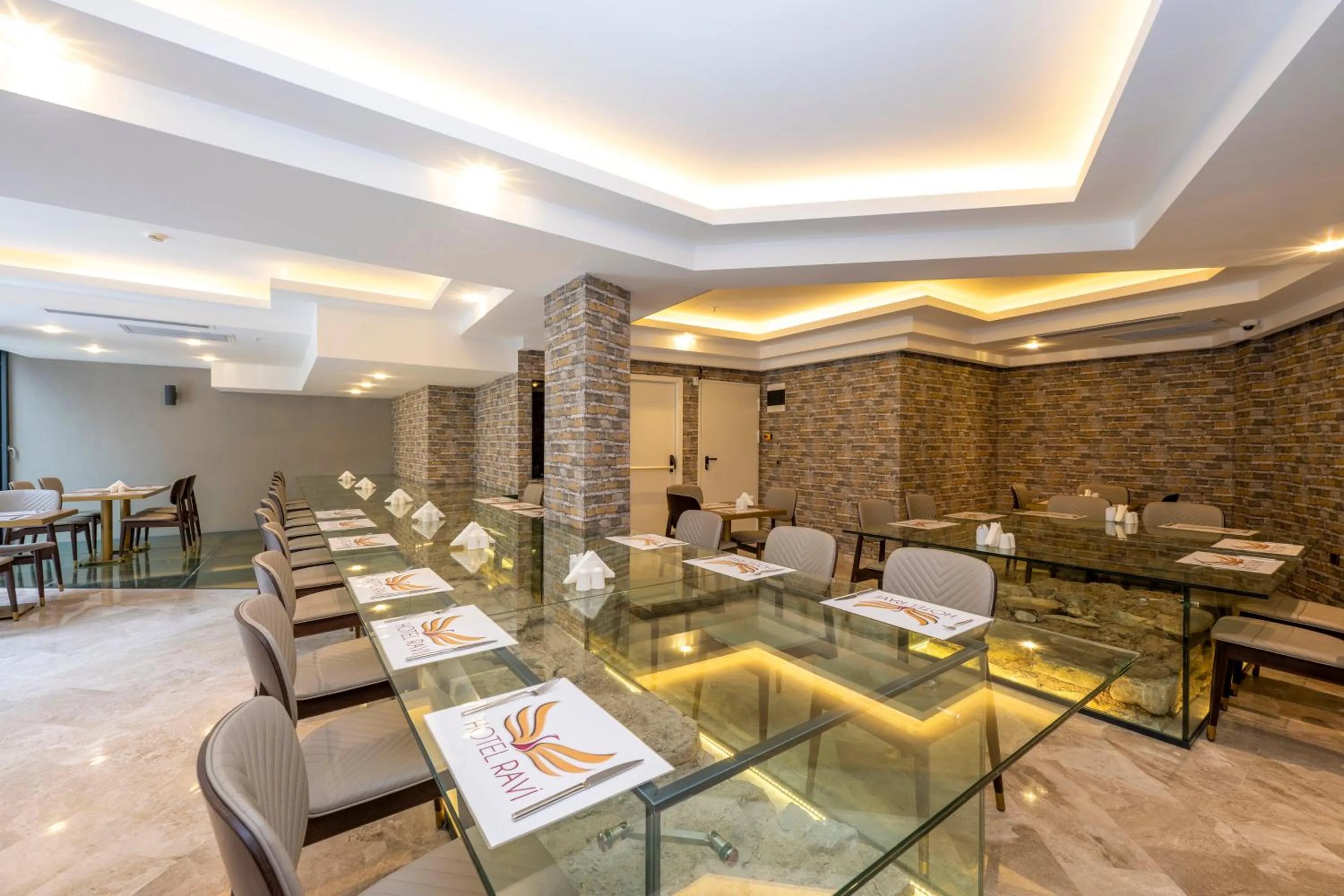 Restaurant/places to eat in Hotel Ravi