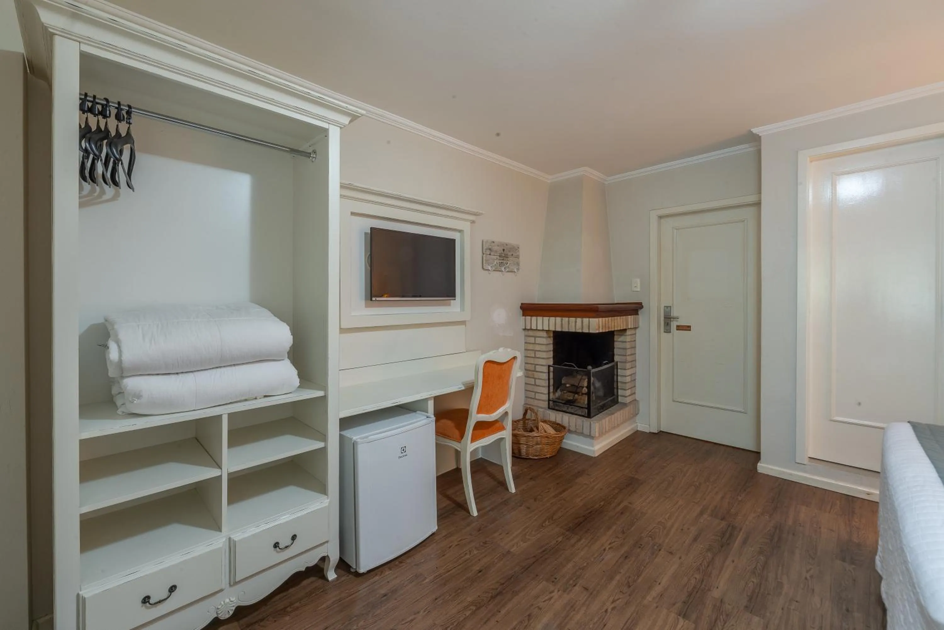 TV and multimedia in Hotel Monte Felice Bosque