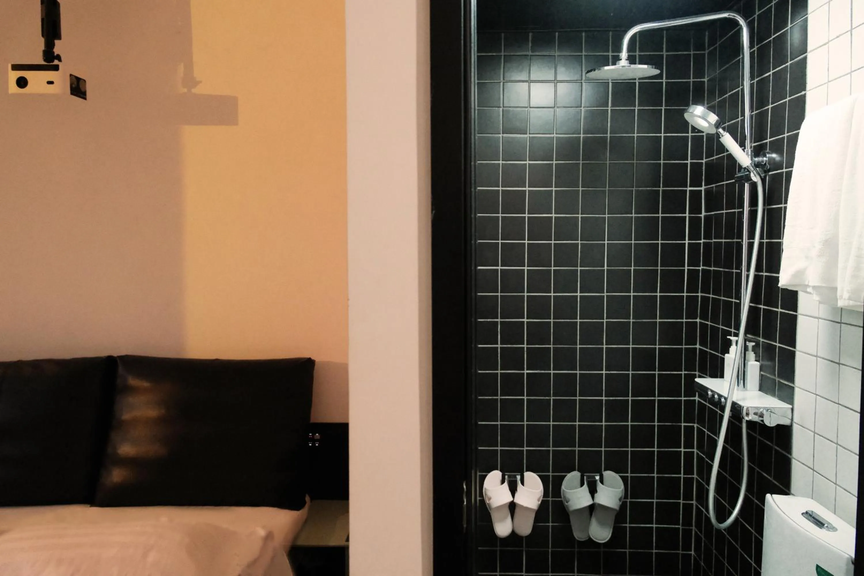 Shower, Bed in City Park Hotel