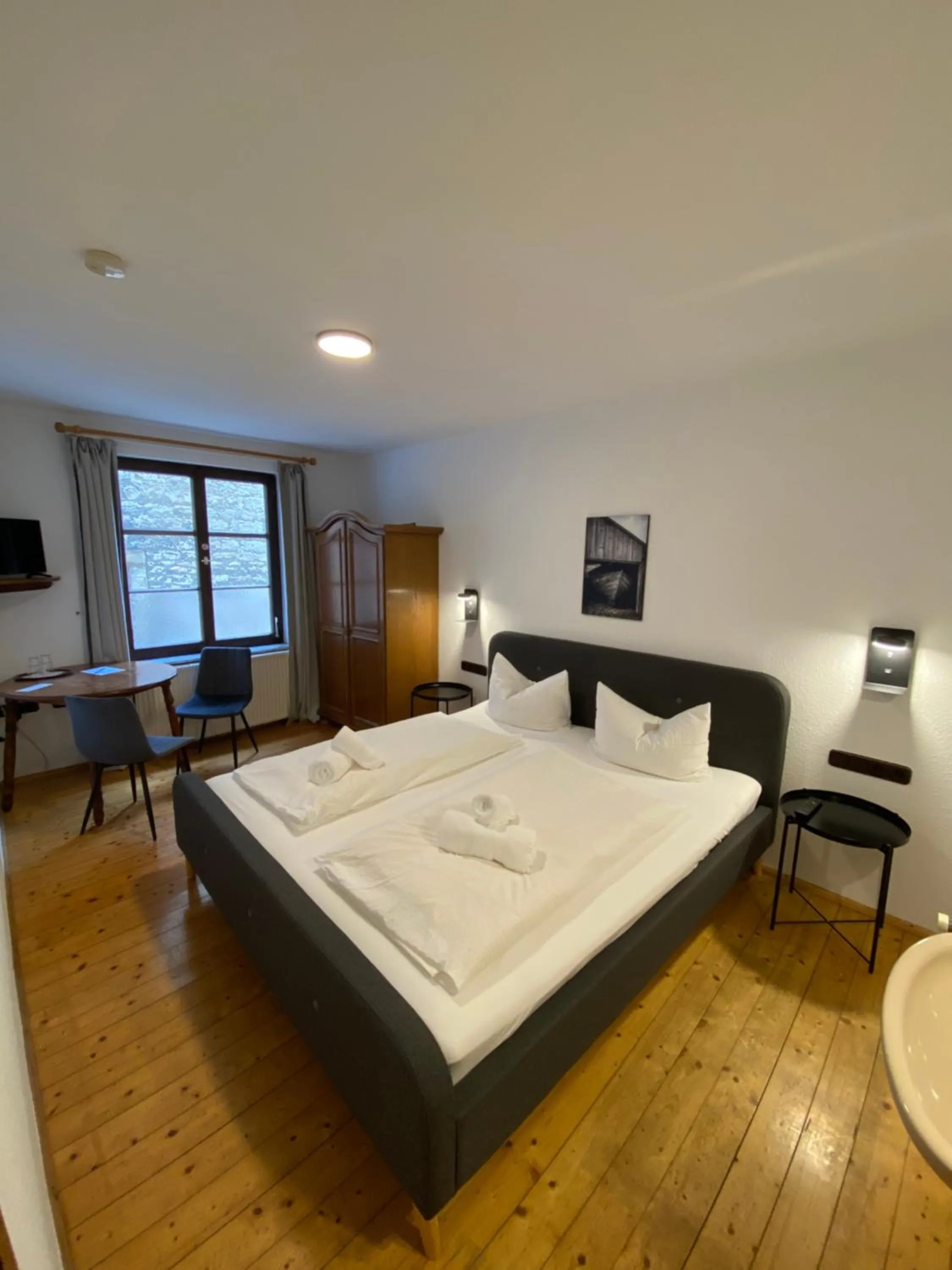 Photo of the whole room, Bed in Gasthof zum goldenen Schiff - Historisches Hotel mit Frühstück & Self-Check-in