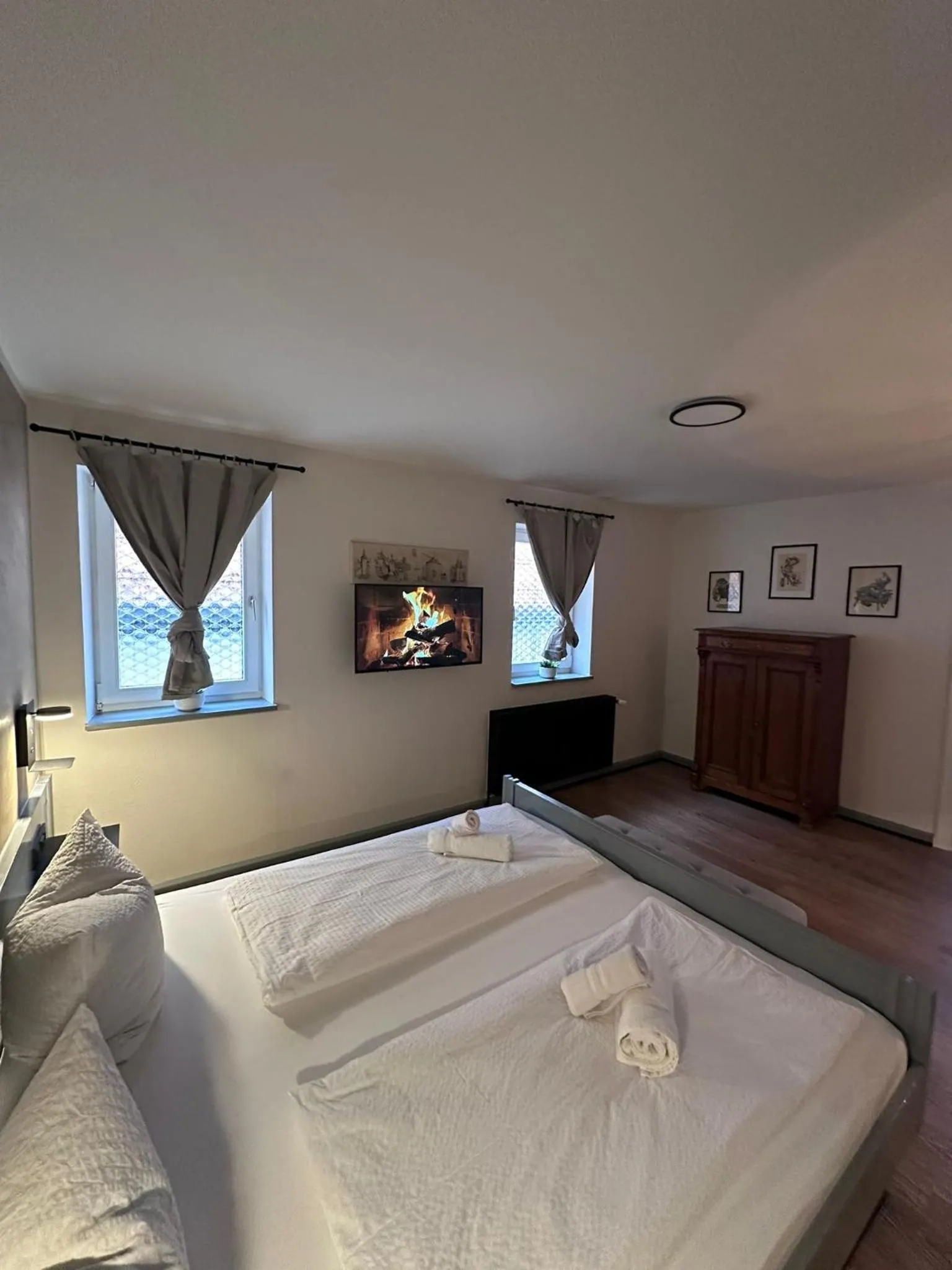 Bed in Gasthof zum goldenen Schiff - Historisches Hotel mit Frühstück & Self-Check-in