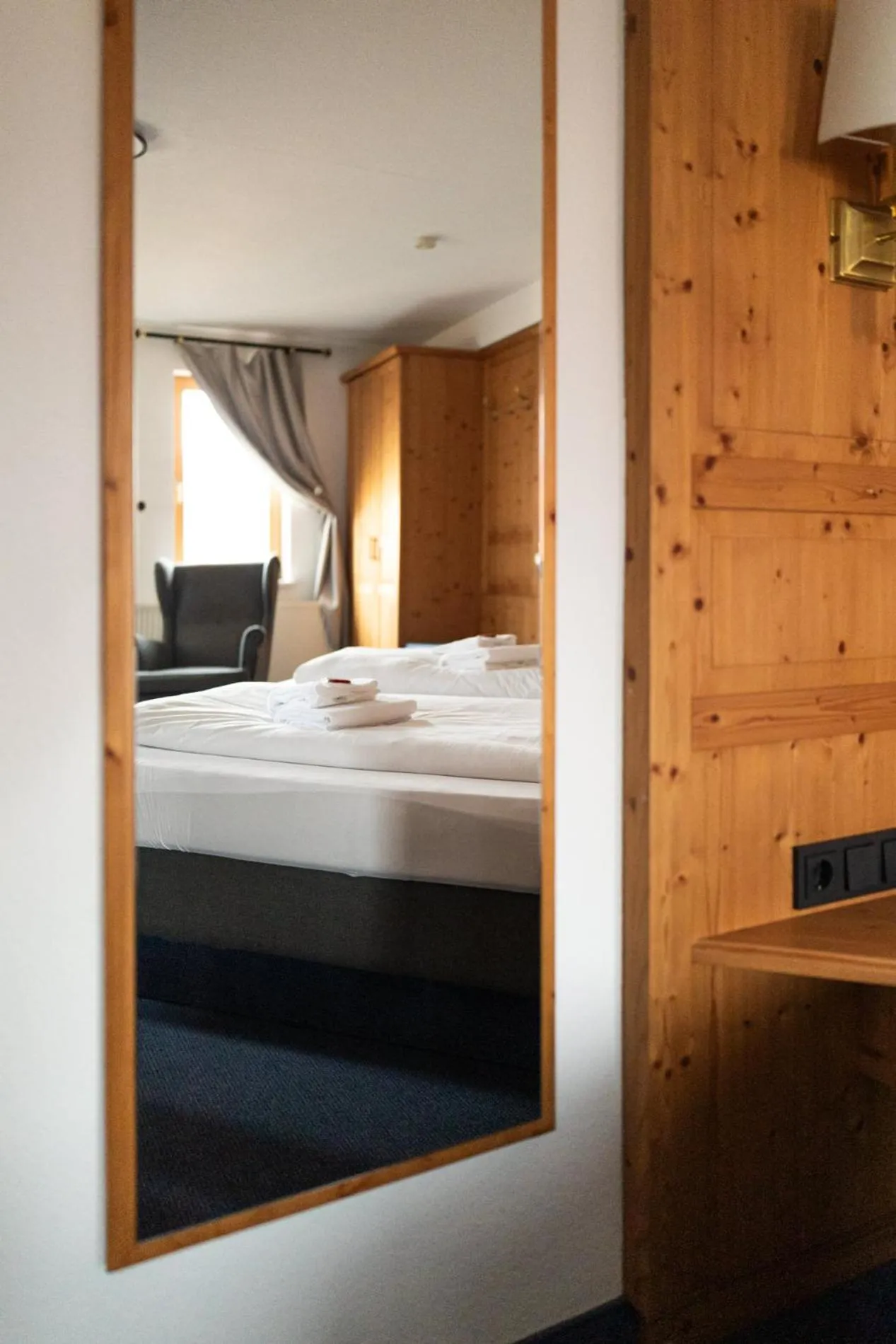 Bed in Gasthof zum goldenen Schiff - Historisches Hotel mit Frühstück & Self-Check-in