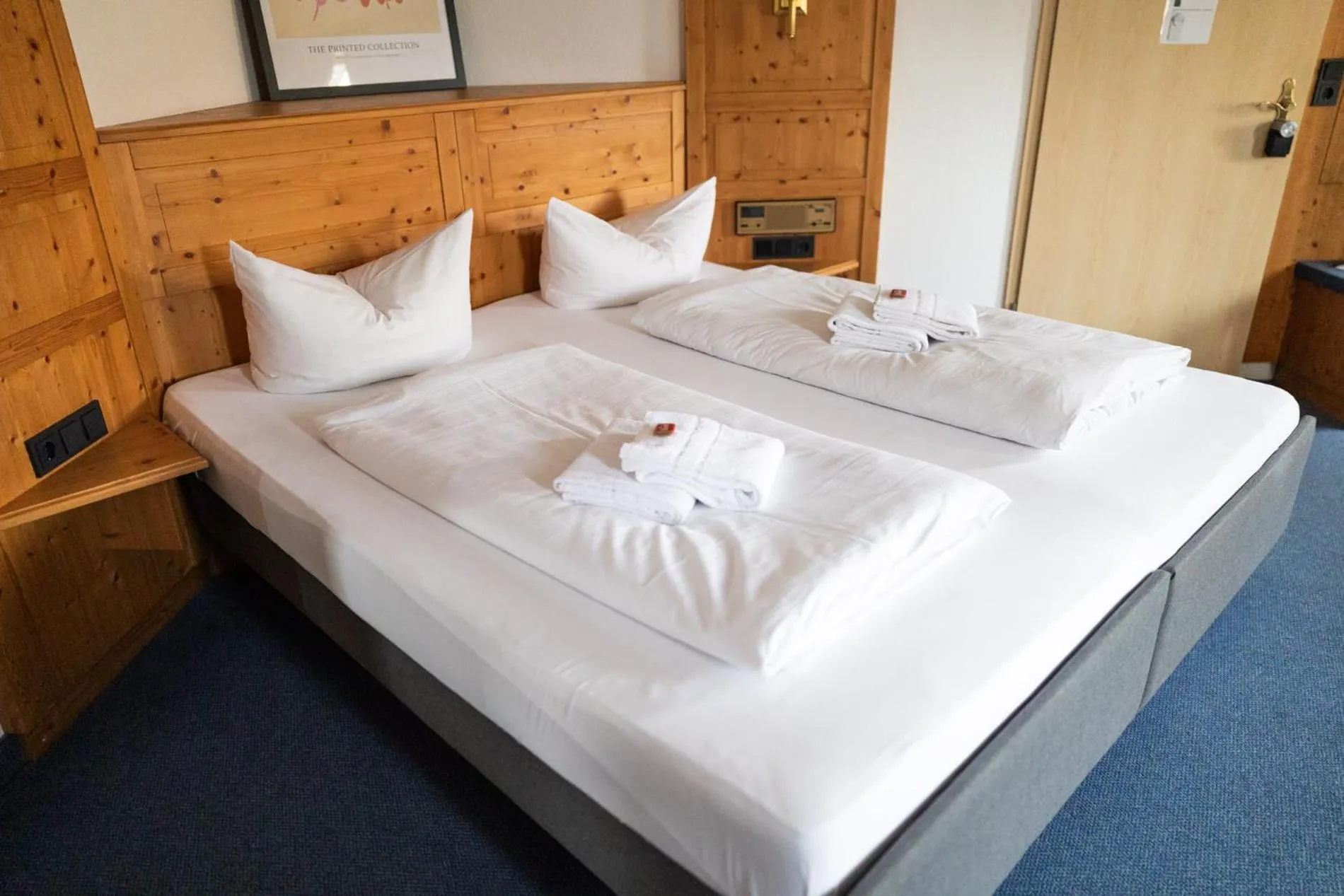 Bed in Gasthof zum goldenen Schiff - Historisches Hotel mit Frühstück & Self-Check-in