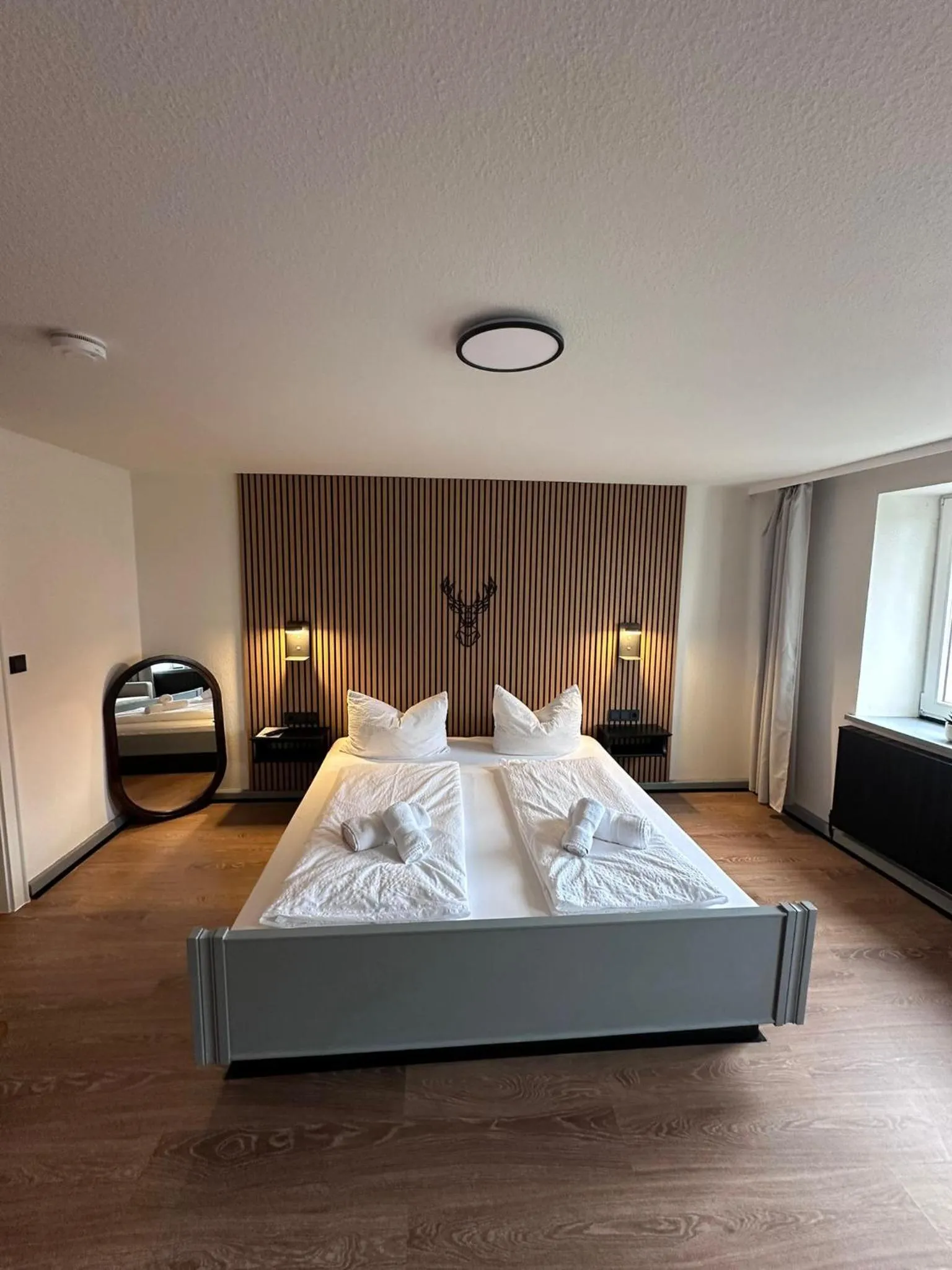 Bed in Gasthof zum goldenen Schiff - Historisches Hotel mit Frühstück & Self-Check-in