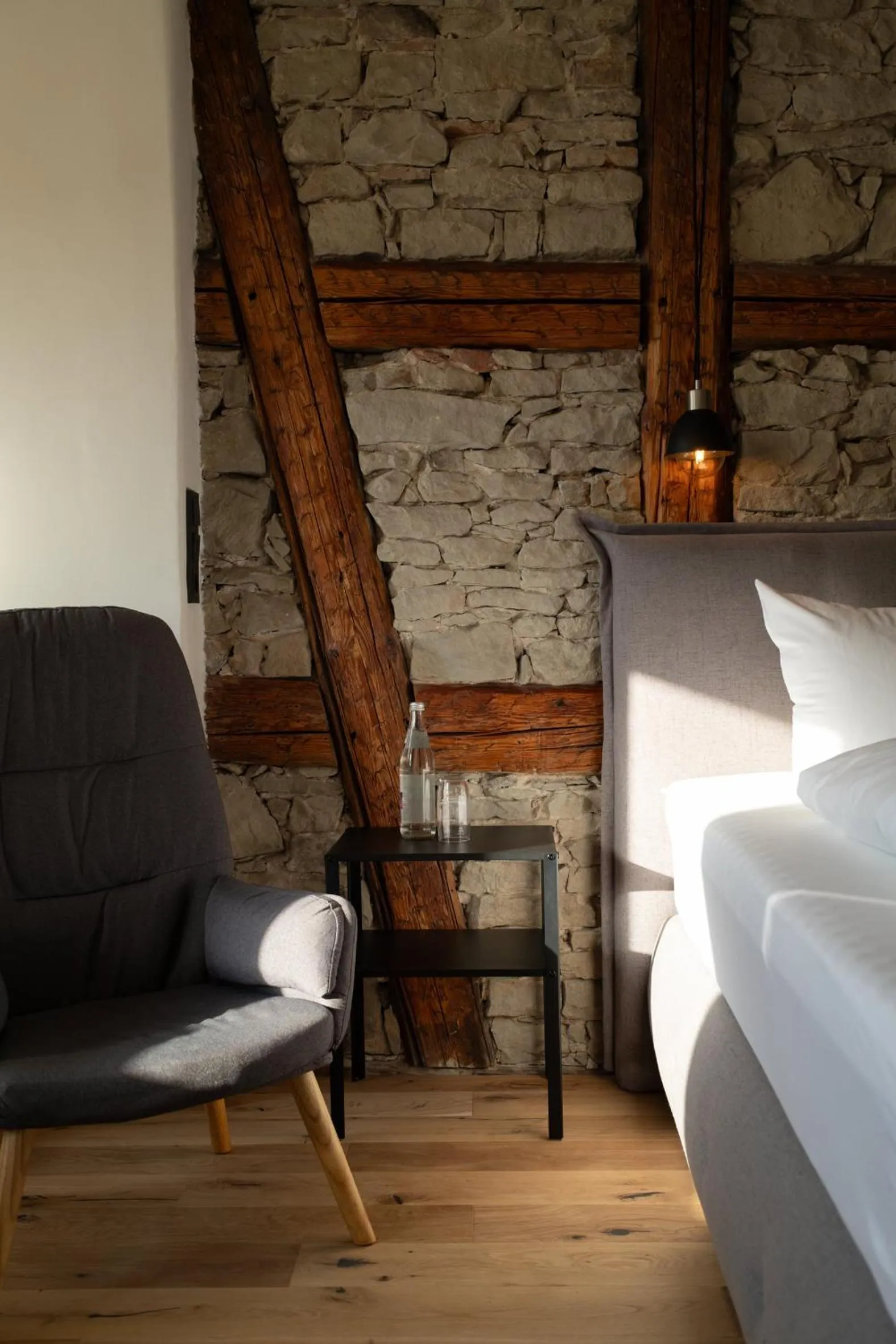 Bed in Gasthof zum goldenen Schiff - Historisches Hotel mit Frühstück & Self-Check-in