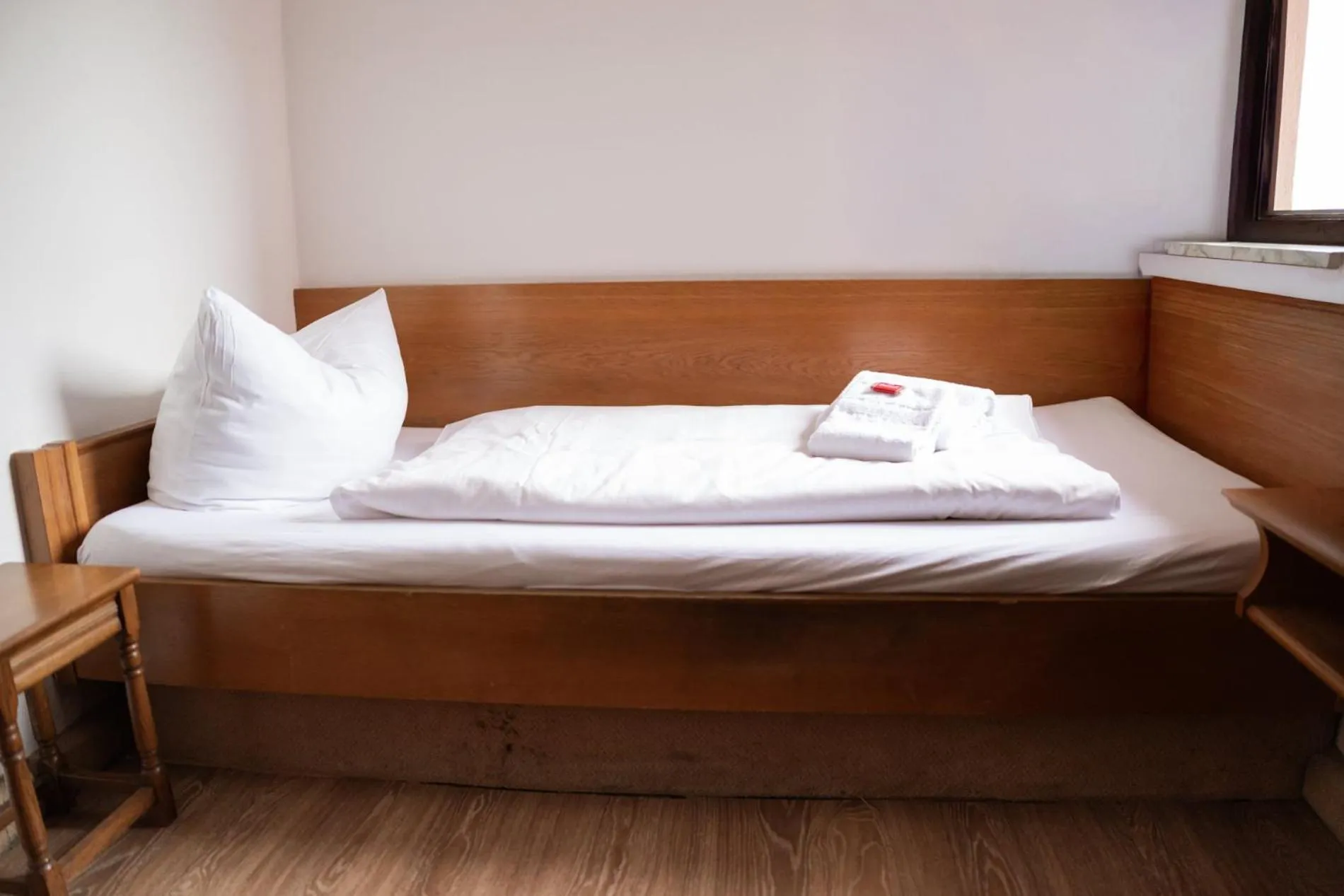 Bed in Gasthof zum goldenen Schiff - Historisches Hotel mit Frühstück & Self-Check-in