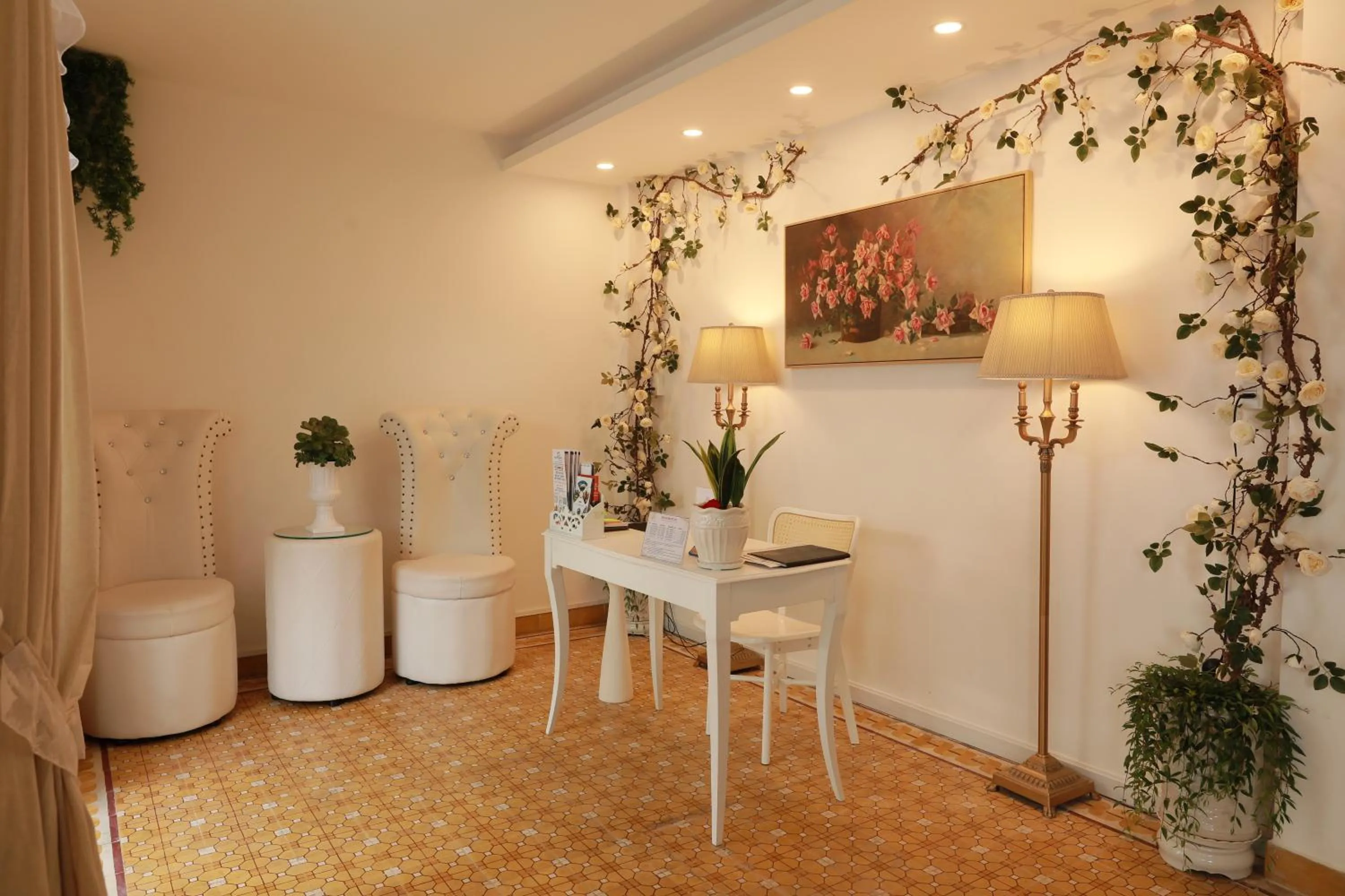 Property building in LA VIE EN ROSE 2 Hotel