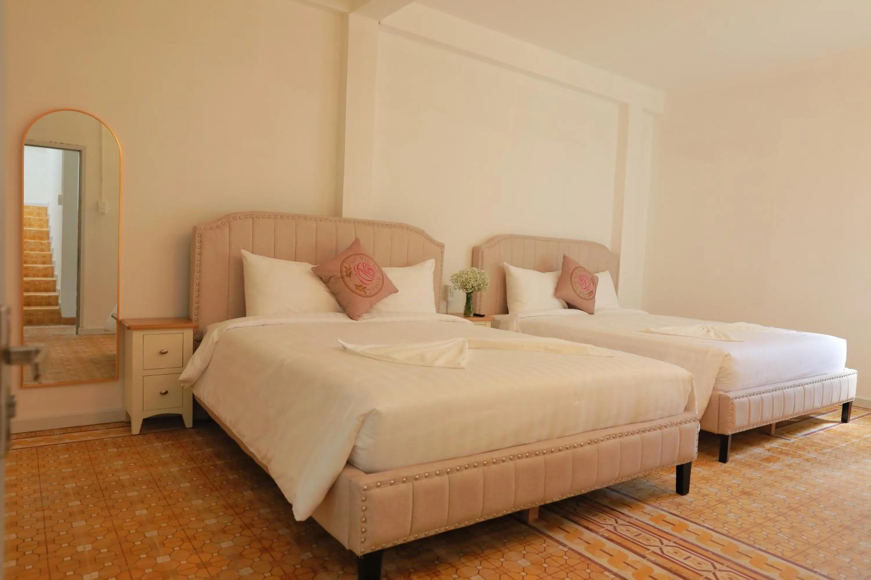 Bed in LA VIE EN ROSE 2 Hotel