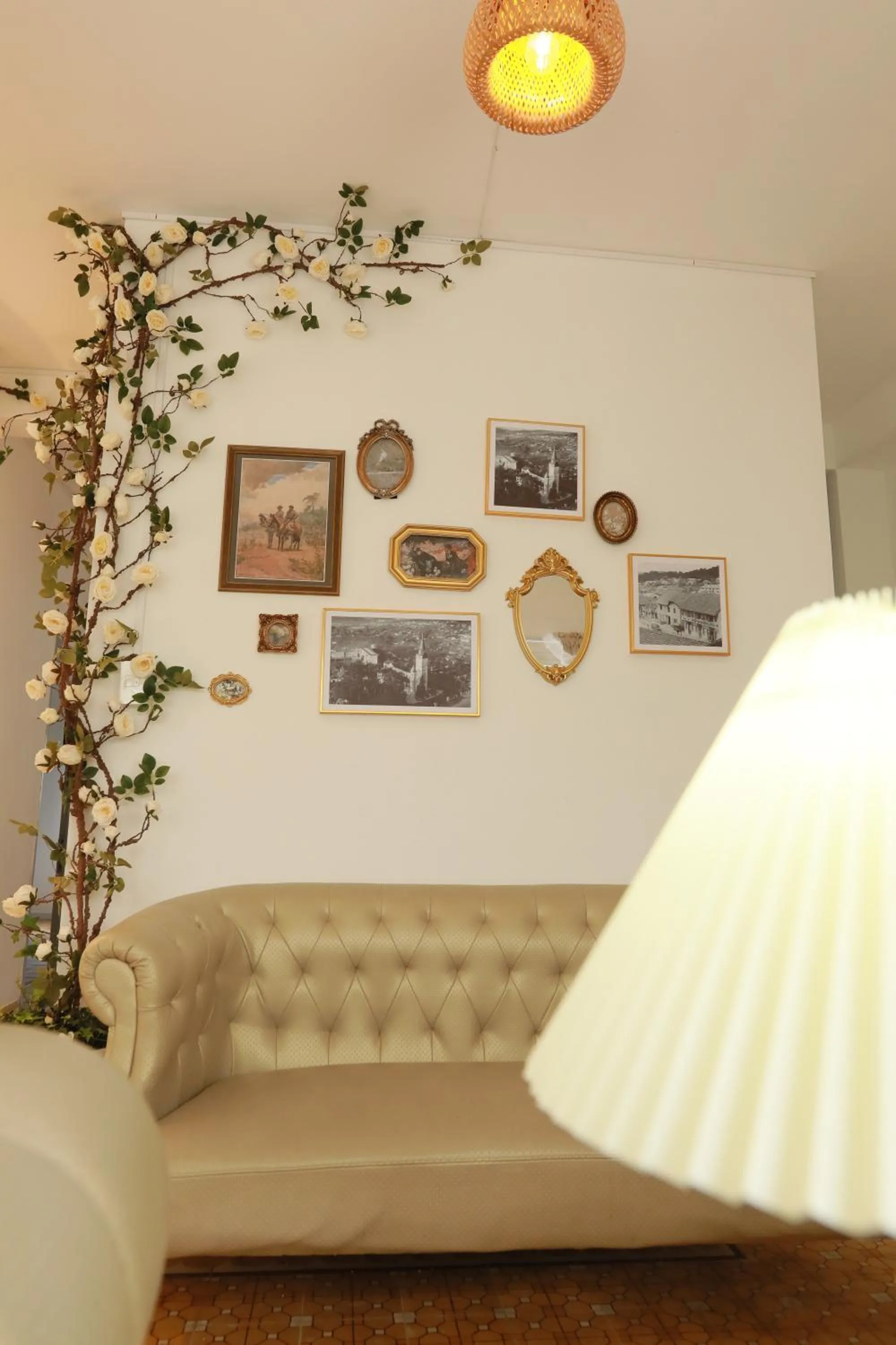 Living room in LA VIE EN ROSE 2 Hotel