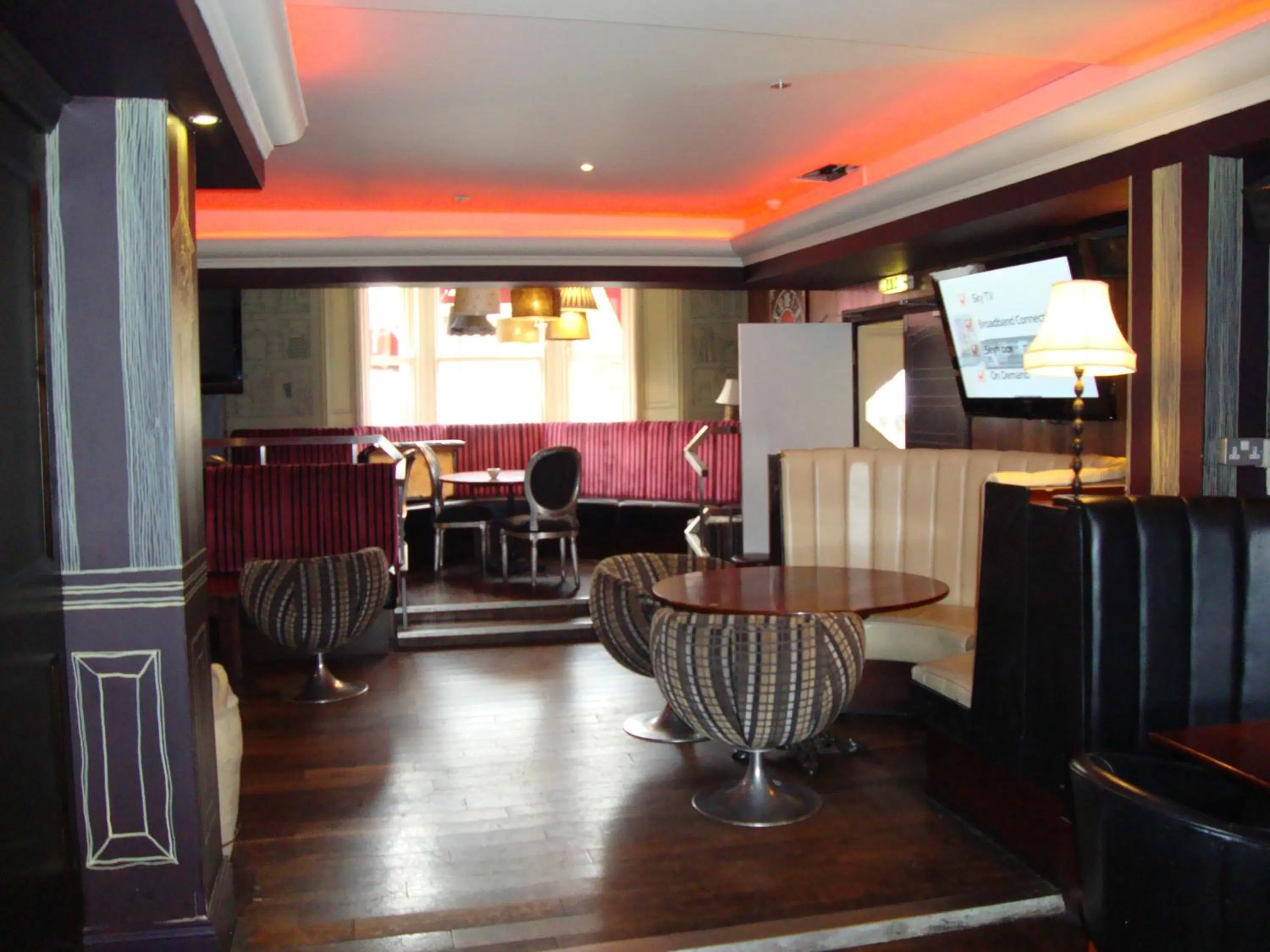 Restaurant/places to eat in Whites Hotel