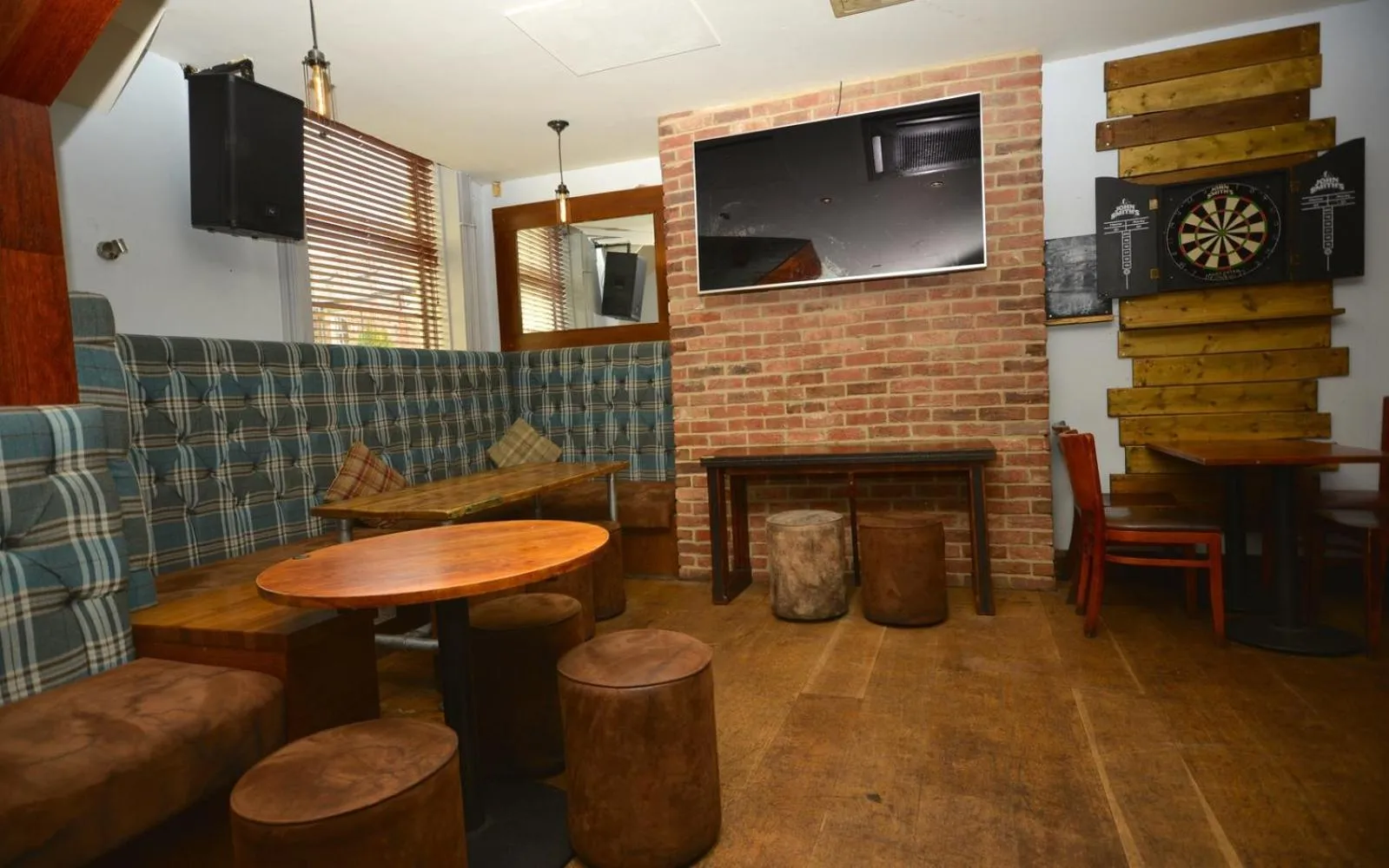 Restaurant/places to eat in Whites Hotel