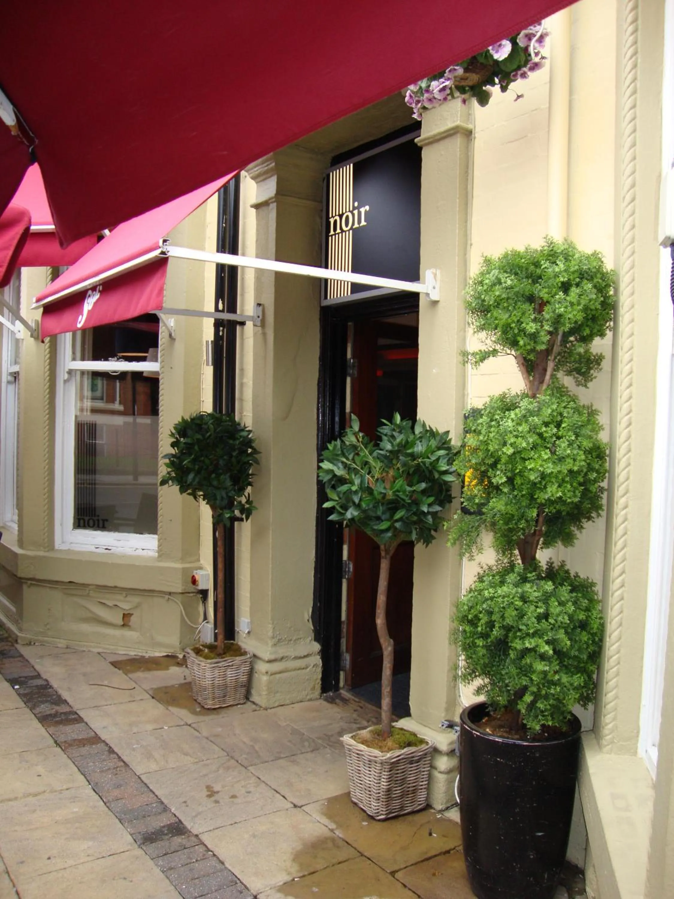 Facade/entrance in Whites Hotel