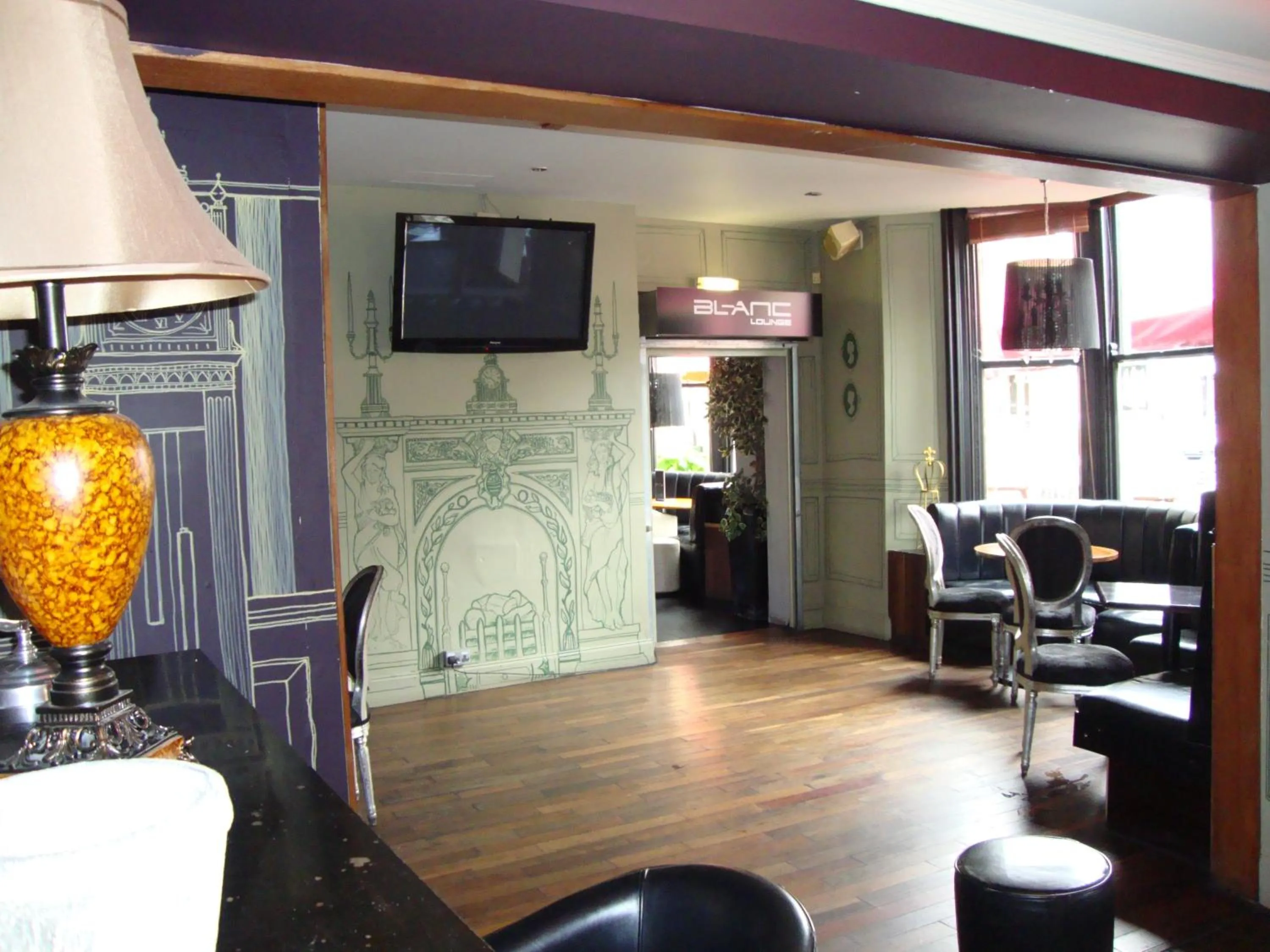 Restaurant/places to eat in Whites Hotel